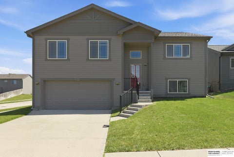 Photo of 14555 Gilder Avenue, Bennington, NE 68007 (MLS # 22616107)