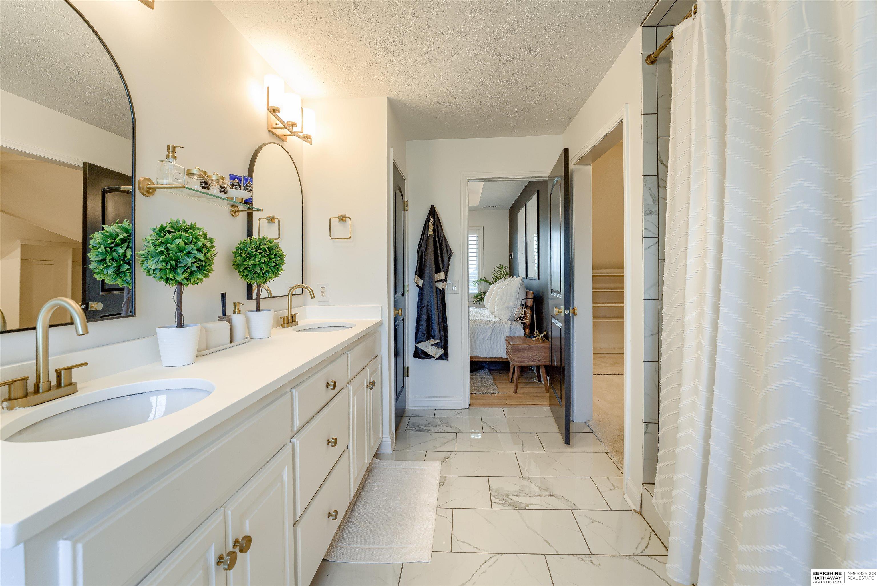 Omaha, Nebraska 68130, United States, 5 Bedrooms Bedrooms, ,3 BathroomsBathrooms,Residential,Pending,136859