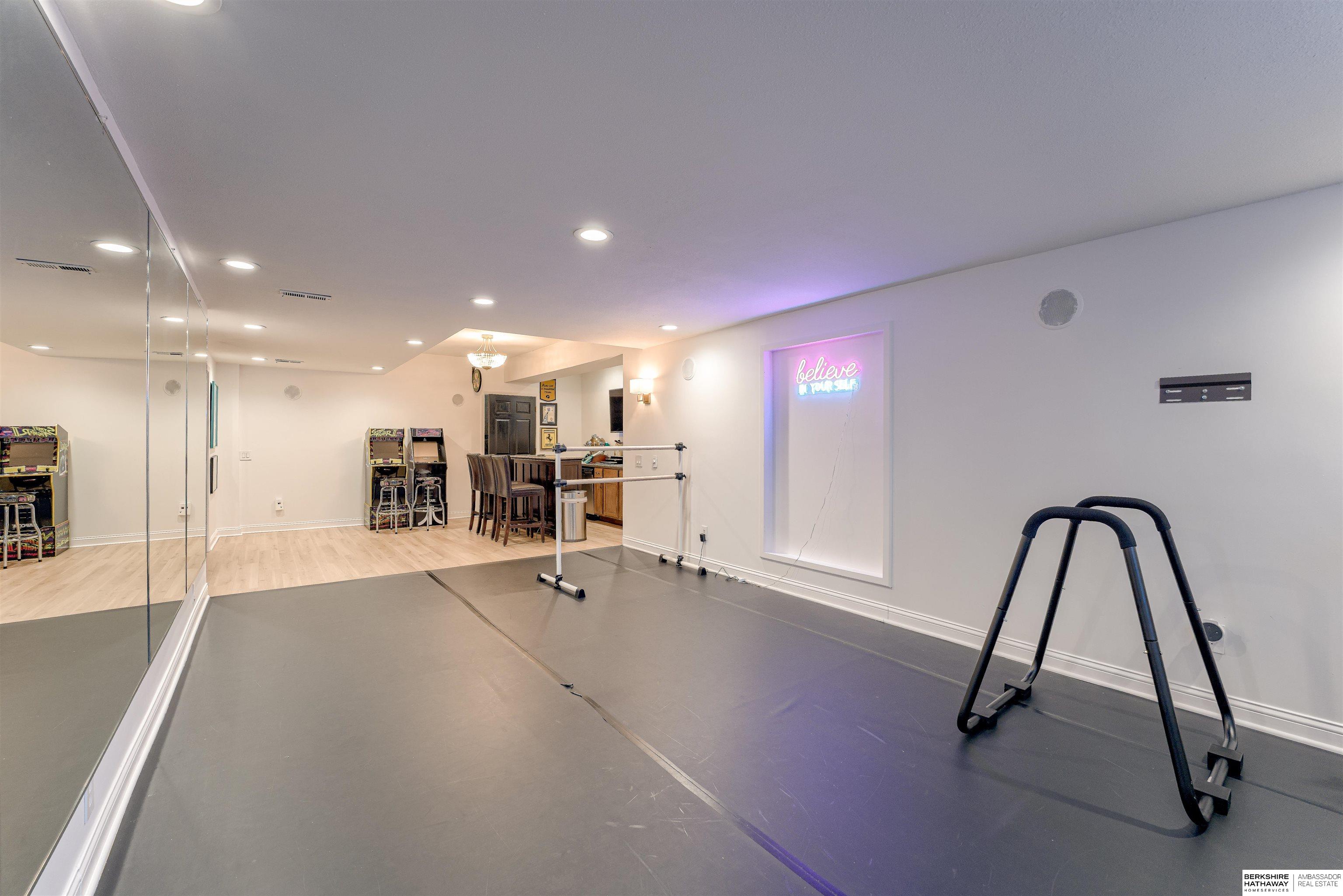 Omaha, Nebraska 68130, United States, 5 Bedrooms Bedrooms, ,3 BathroomsBathrooms,Residential,Pending,136859