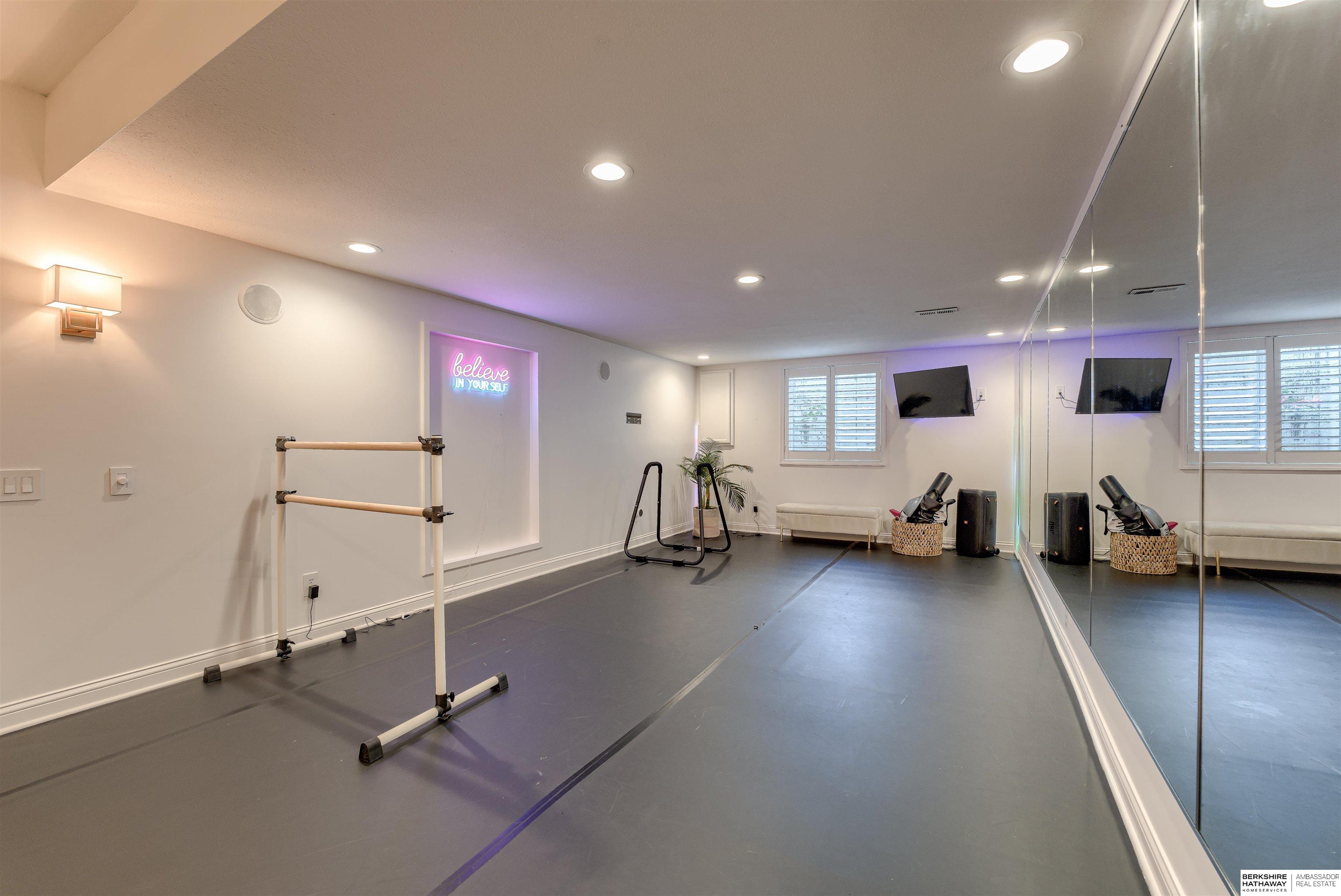 Omaha, Nebraska 68130, United States, 5 Bedrooms Bedrooms, ,3 BathroomsBathrooms,Residential,Pending,136859