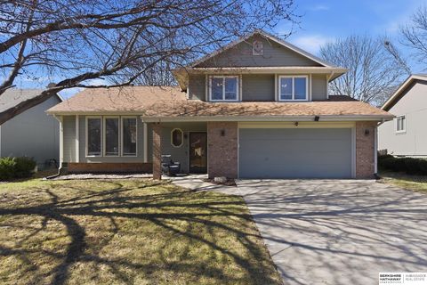 Photo of 5820 S 115th Circle, Omaha, NE 68137 (MLS # 22606403)