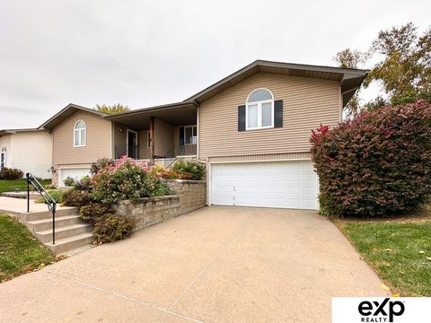 Photo of 15514 Burdette Street, Omaha, NE 68116 (MLS # 22530935)