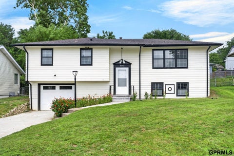 Photo of 6442 Read Street, Omaha, NE 68152 (MLS # 22621166)