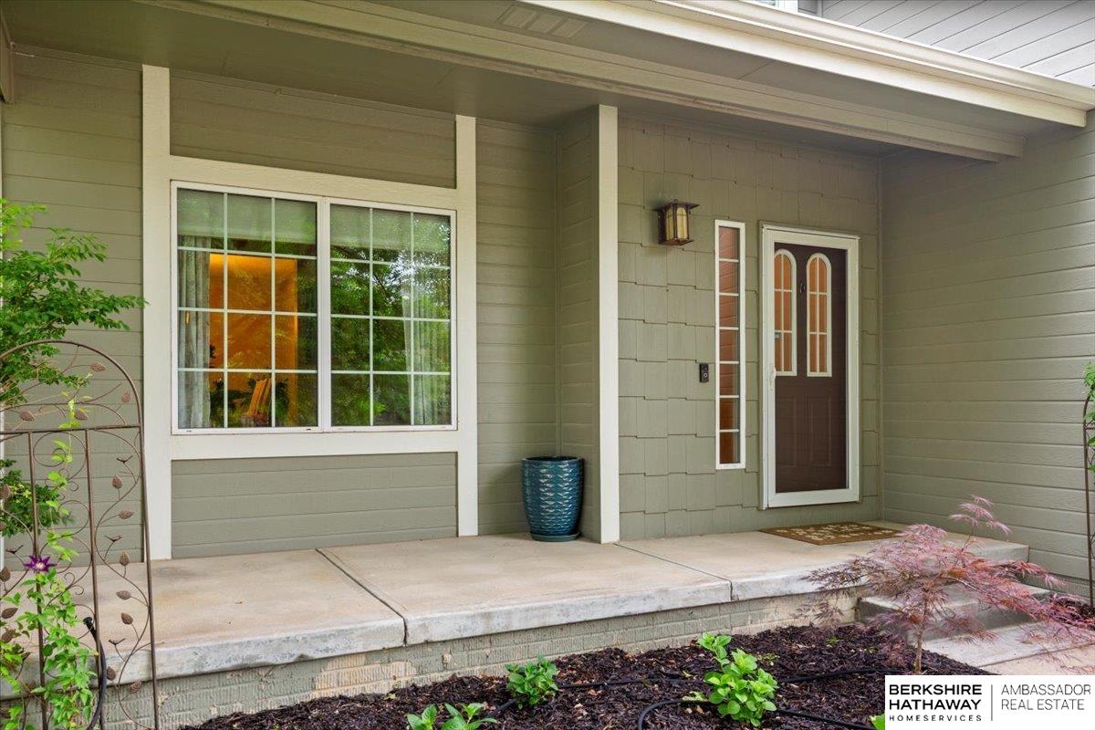 Omaha, Nebraska 68135, United States, 5 Bedrooms Bedrooms, ,4 BathroomsBathrooms,Residential,Pending,134316