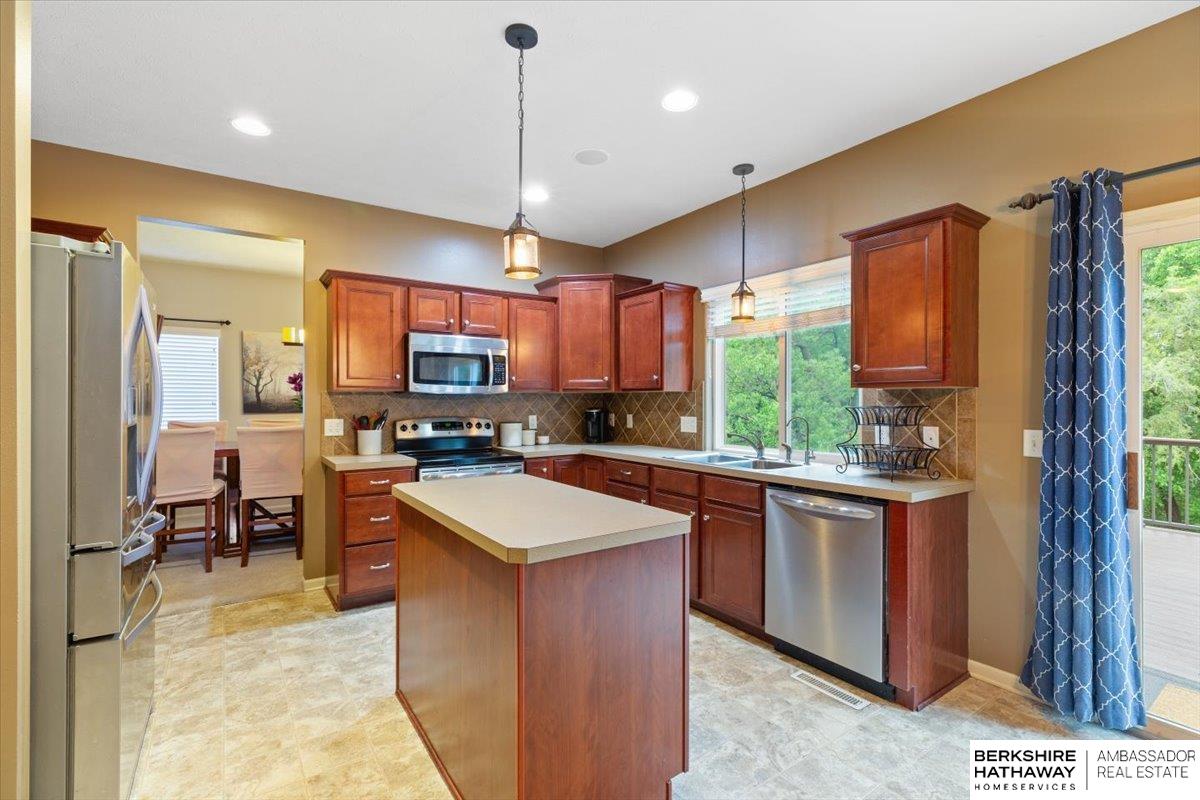 Omaha, Nebraska 68135, United States, 5 Bedrooms Bedrooms, ,4 BathroomsBathrooms,Residential,Pending,134316