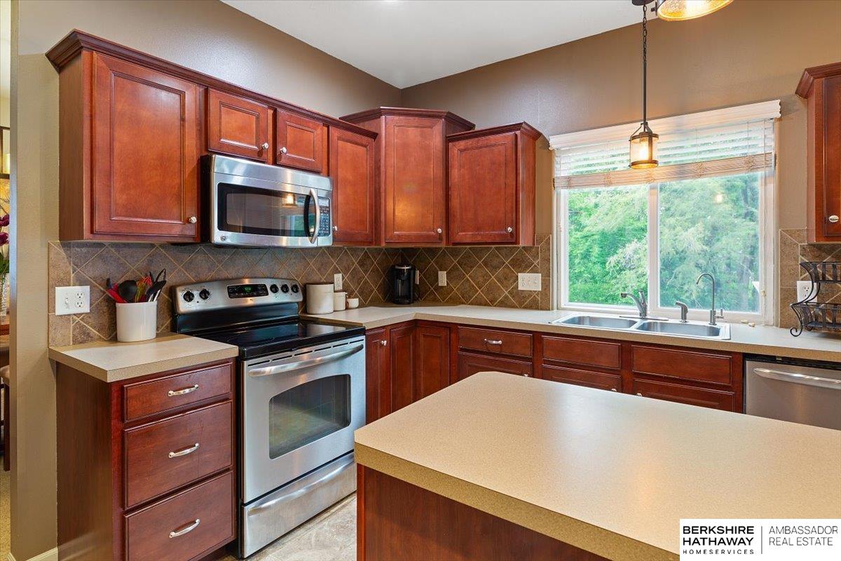 Omaha, Nebraska 68135, United States, 5 Bedrooms Bedrooms, ,4 BathroomsBathrooms,Residential,Pending,134316