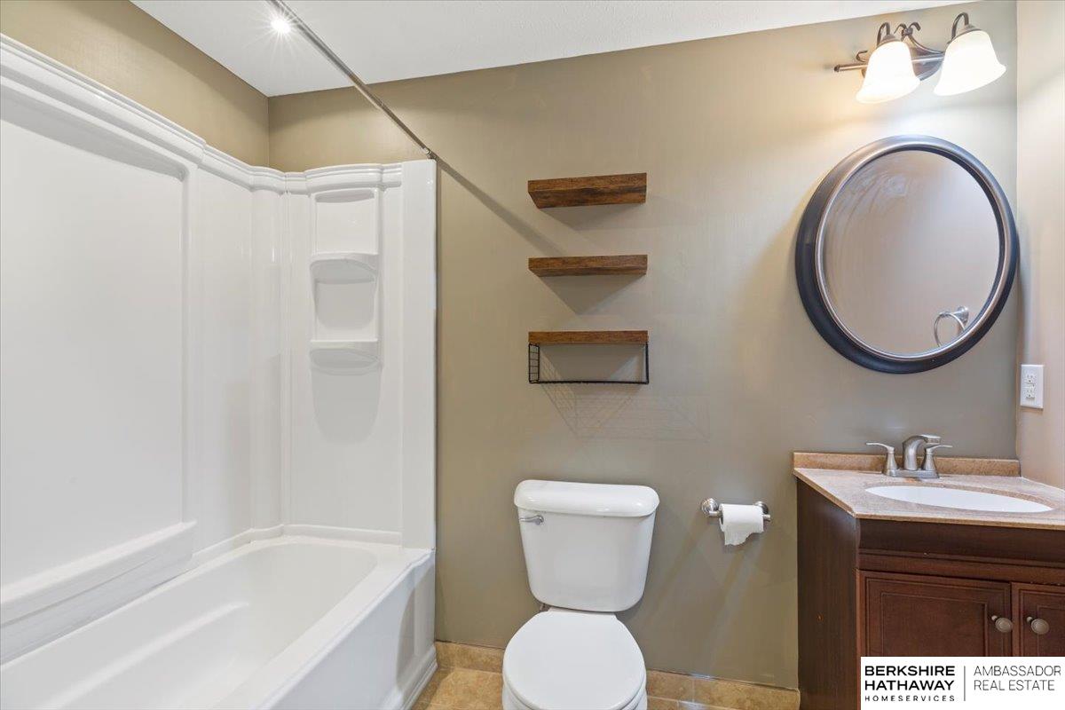 Omaha, Nebraska 68135, United States, 5 Bedrooms Bedrooms, ,4 BathroomsBathrooms,Residential,Pending,134316