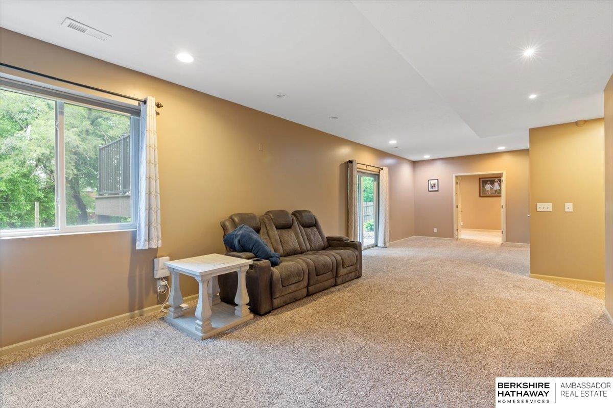 Omaha, Nebraska 68135, United States, 5 Bedrooms Bedrooms, ,4 BathroomsBathrooms,Residential,Pending,134316