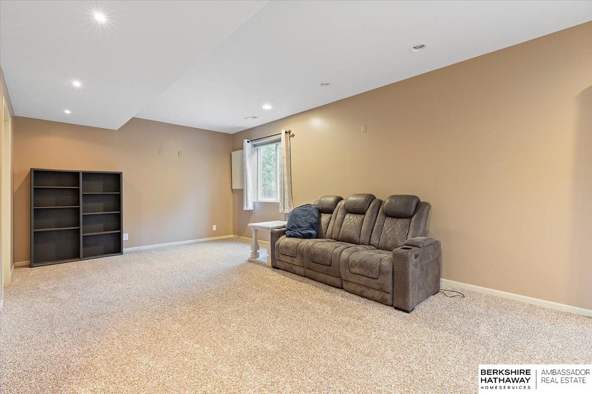 Omaha, Nebraska 68135, United States, 5 Bedrooms Bedrooms, ,4 BathroomsBathrooms,Residential,Pending,134316