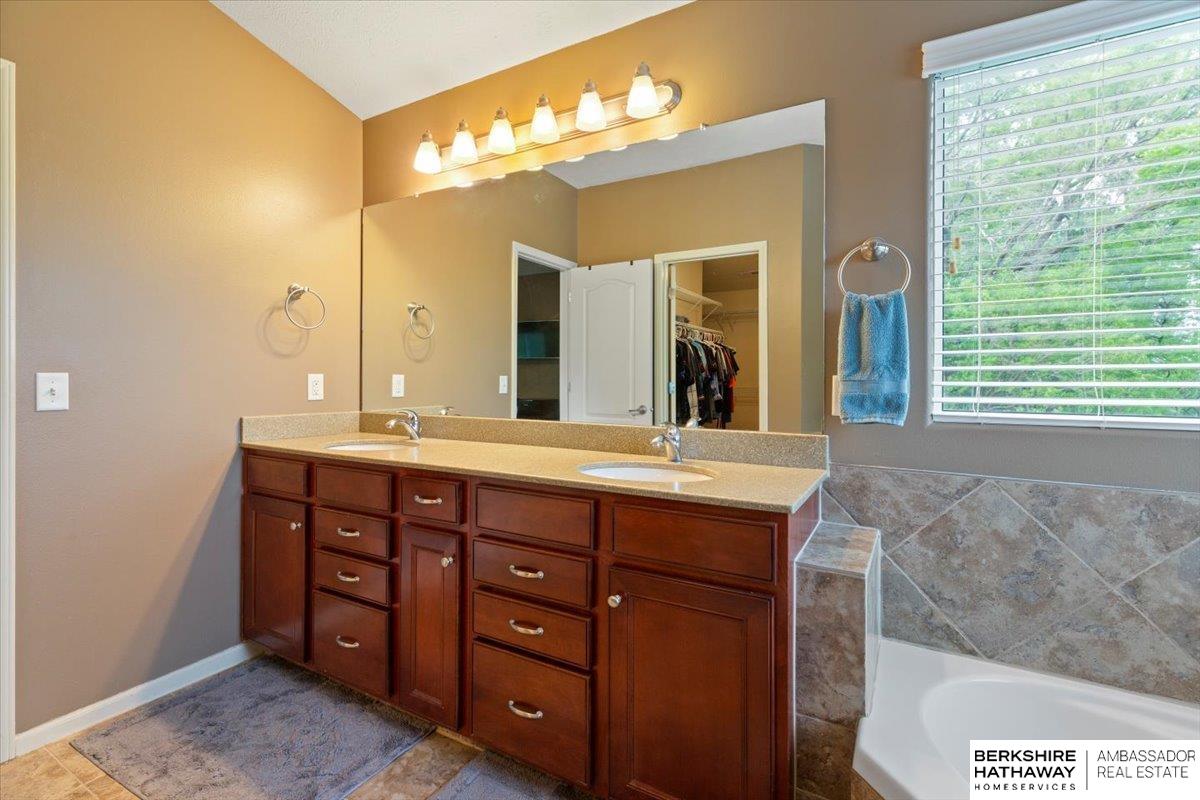 Omaha, Nebraska 68135, United States, 5 Bedrooms Bedrooms, ,4 BathroomsBathrooms,Residential,Pending,134316