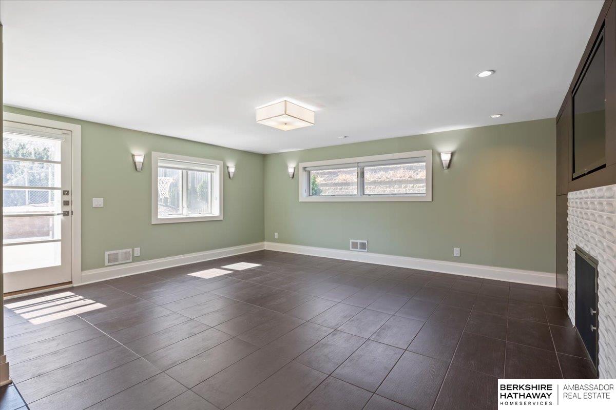 Omaha, Nebraska 68124, United States, 3 Bedrooms Bedrooms, ,3 BathroomsBathrooms,Residential,Pending,141426