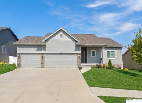 Photo of 1916 Canyon Street, Bellevue, NE 68123 (MLS # 22616689)