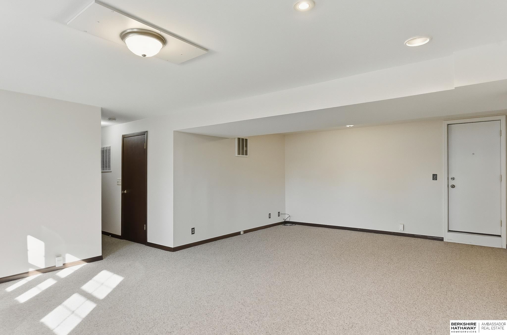 Omaha, Nebraska 68112, United States, 3 Bedrooms Bedrooms, ,2 BathroomsBathrooms,Residential,Active,226191