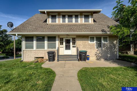 Photo of 824 S 38 Street, Omaha, NE 68105 (MLS # 22534010)