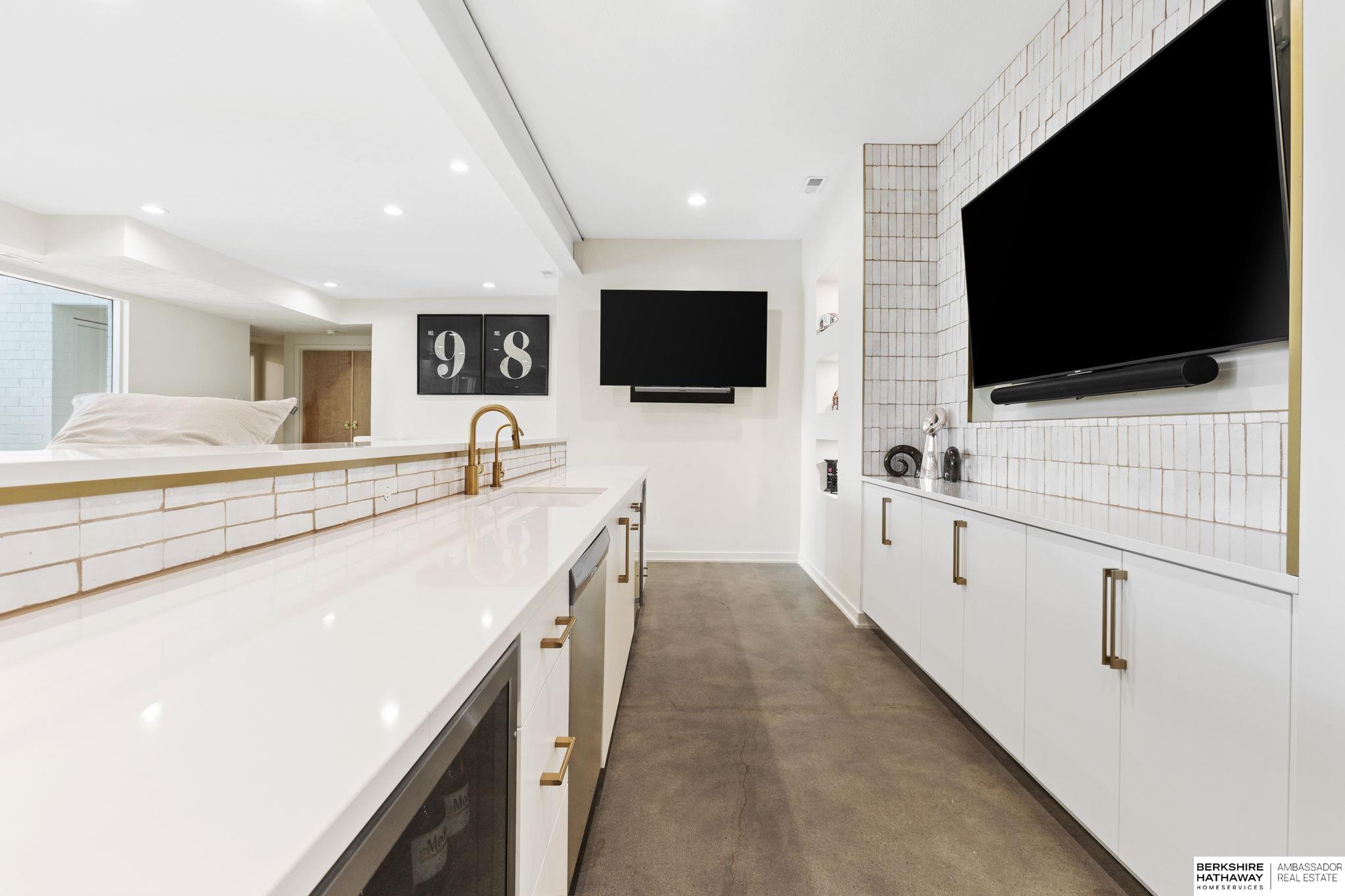 Lincoln, Nebraska 68516, United States, 5 Bedrooms Bedrooms, ,6 BathroomsBathrooms,Residential,Pending,203898