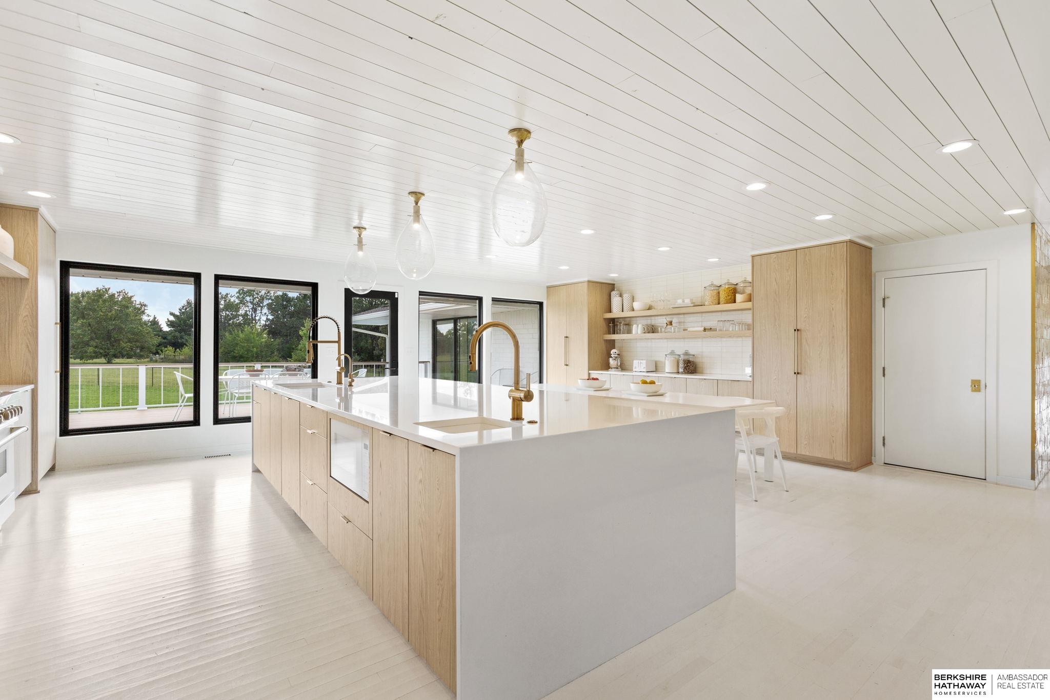 Lincoln, Nebraska 68516, United States, 5 Bedrooms Bedrooms, ,6 BathroomsBathrooms,Residential,Pending,203898