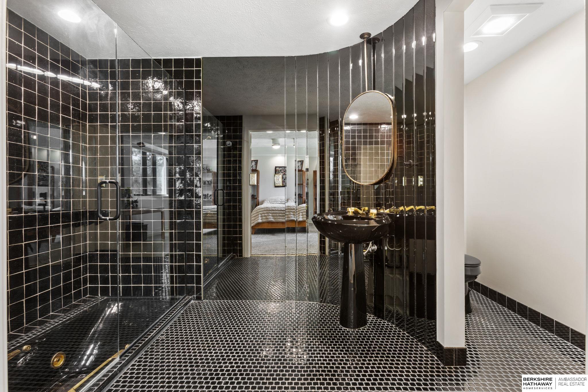 Lincoln, Nebraska 68516, United States, 5 Bedrooms Bedrooms, ,6 BathroomsBathrooms,Residential,Pending,203898