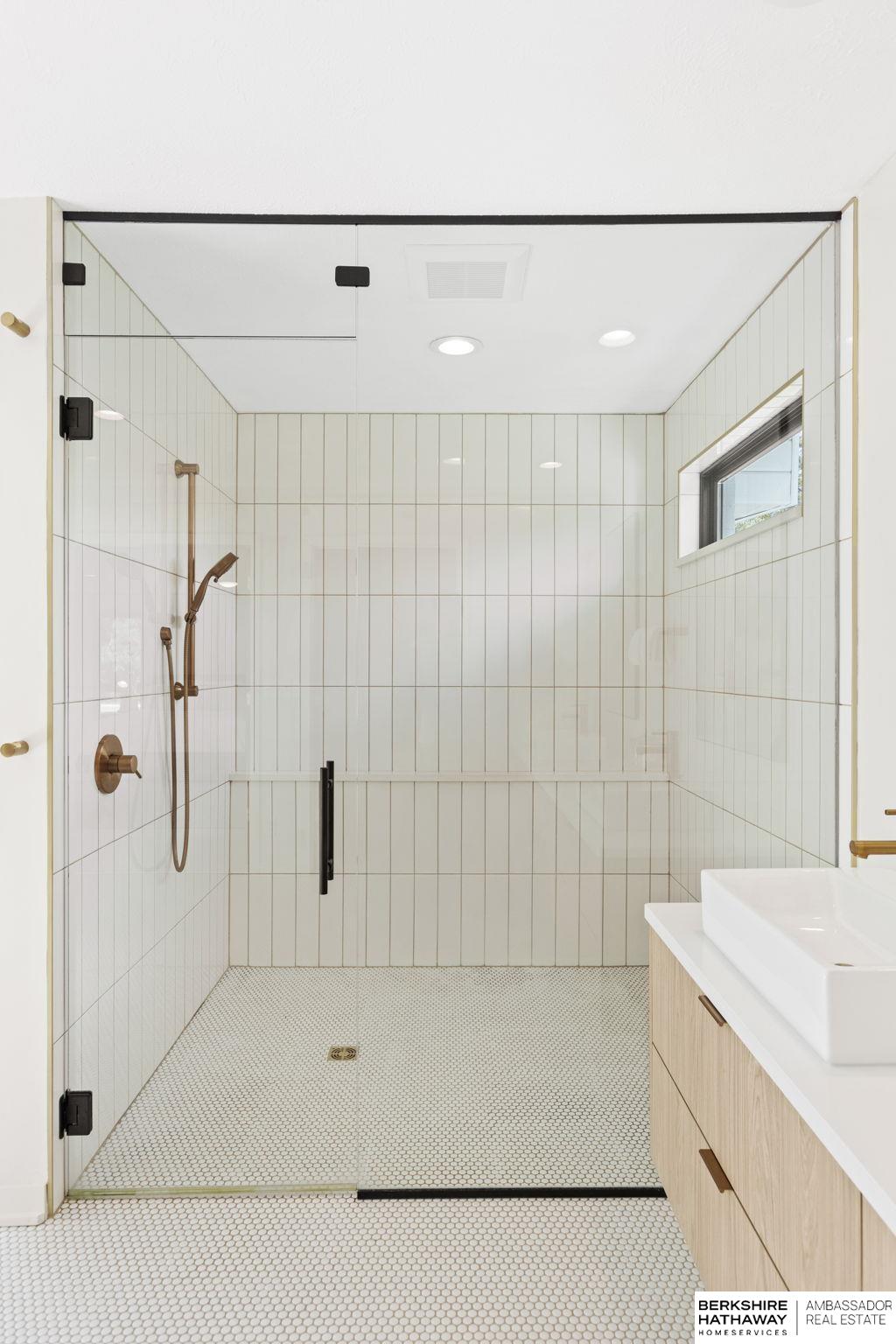 Lincoln, Nebraska 68516, United States, 5 Bedrooms Bedrooms, ,6 BathroomsBathrooms,Residential,Pending,203898