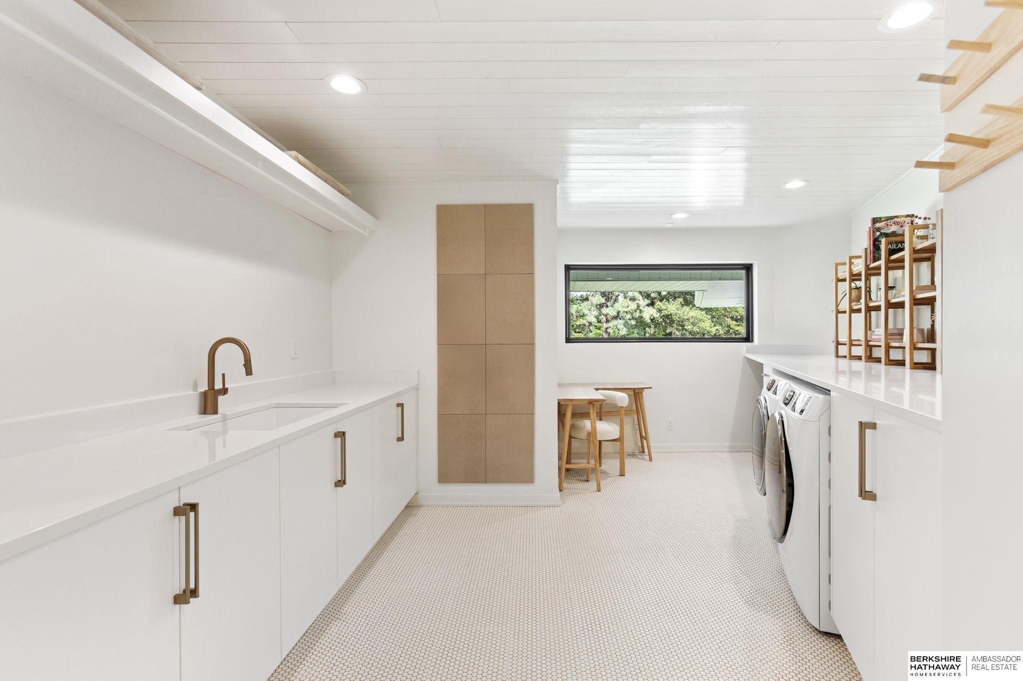 Lincoln, Nebraska 68516, United States, 5 Bedrooms Bedrooms, ,6 BathroomsBathrooms,Residential,Pending,203898