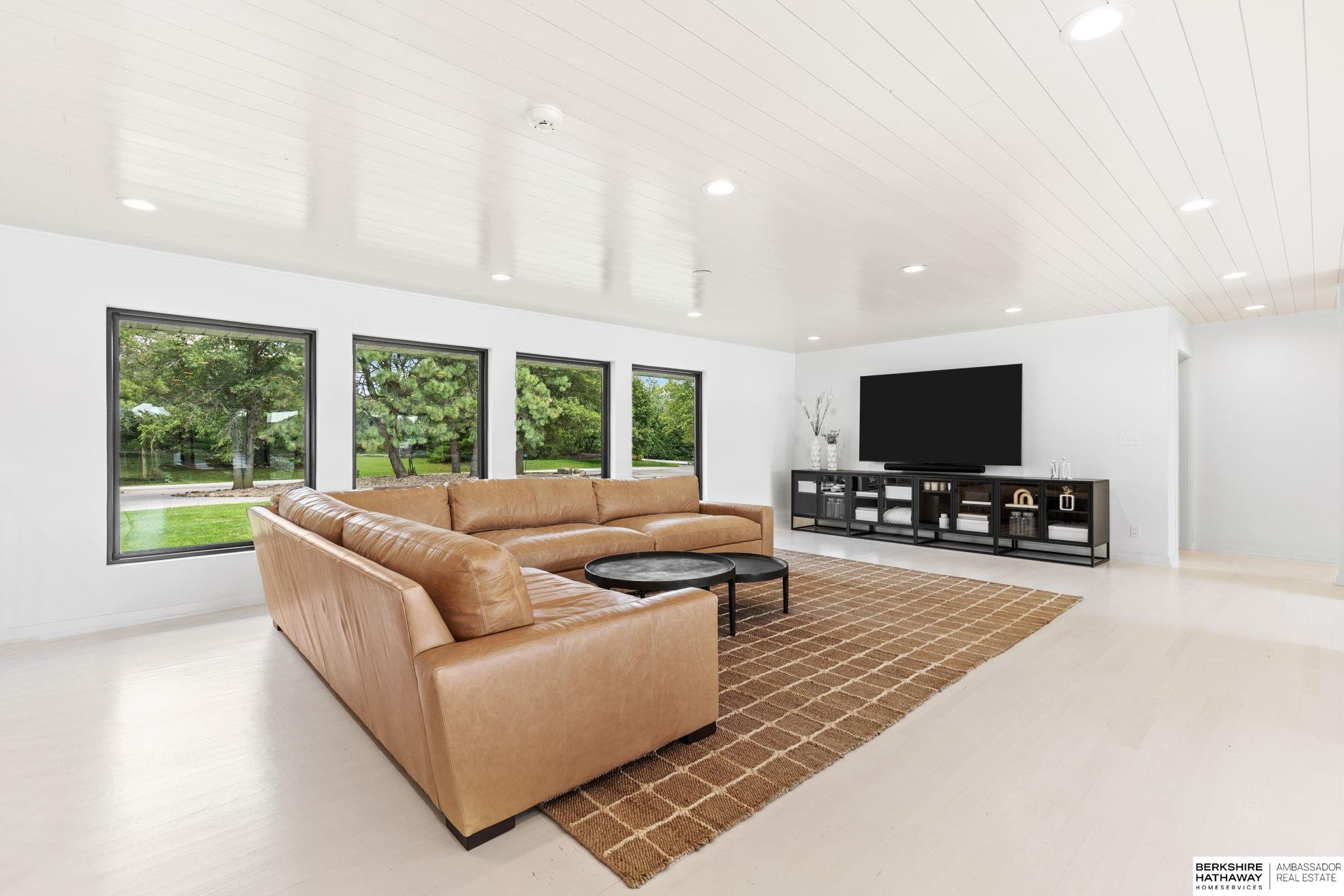 Lincoln, Nebraska 68516, United States, 5 Bedrooms Bedrooms, ,6 BathroomsBathrooms,Residential,Pending,203898