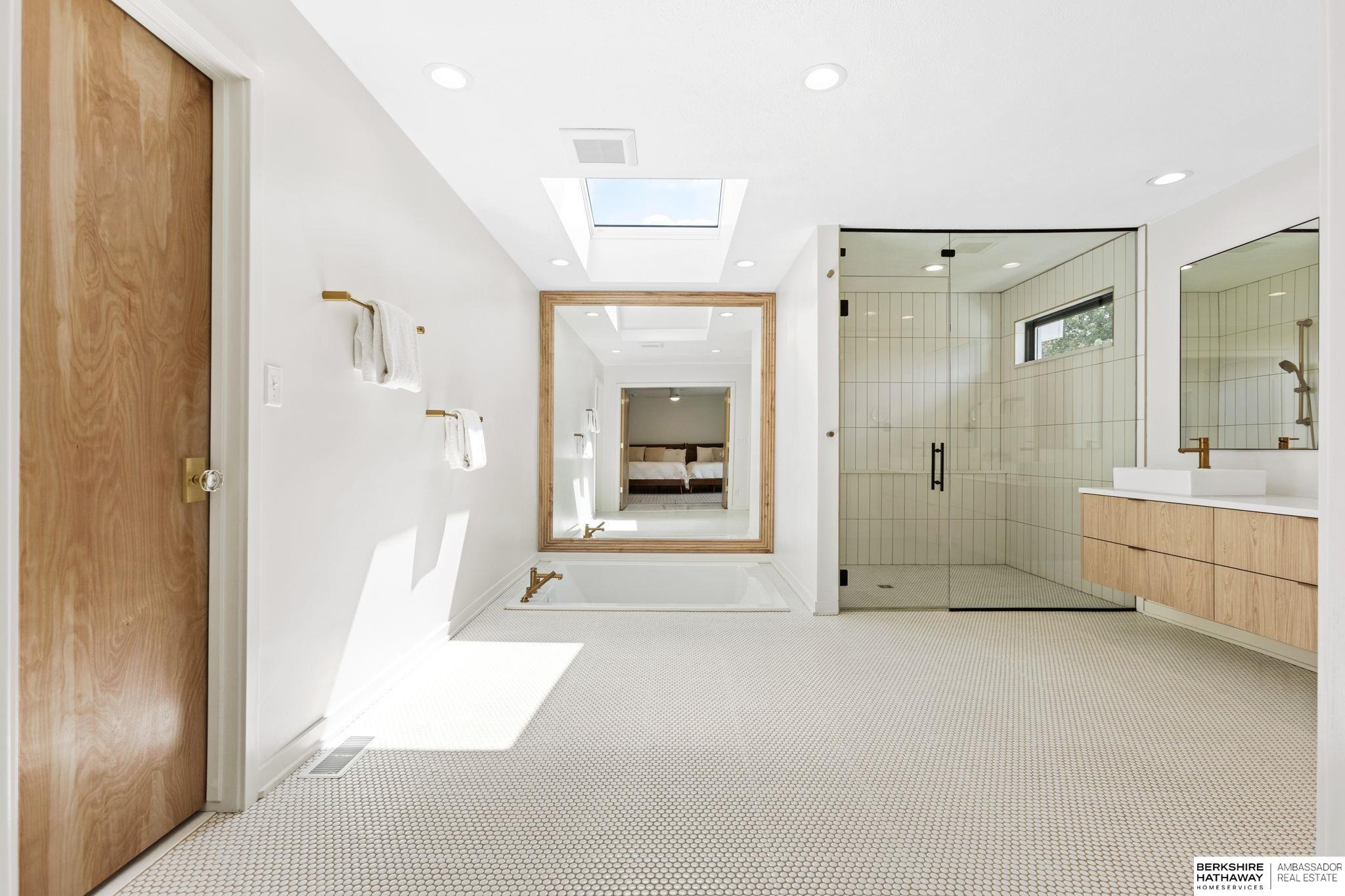 Lincoln, Nebraska 68516, United States, 5 Bedrooms Bedrooms, ,6 BathroomsBathrooms,Residential,Pending,203898