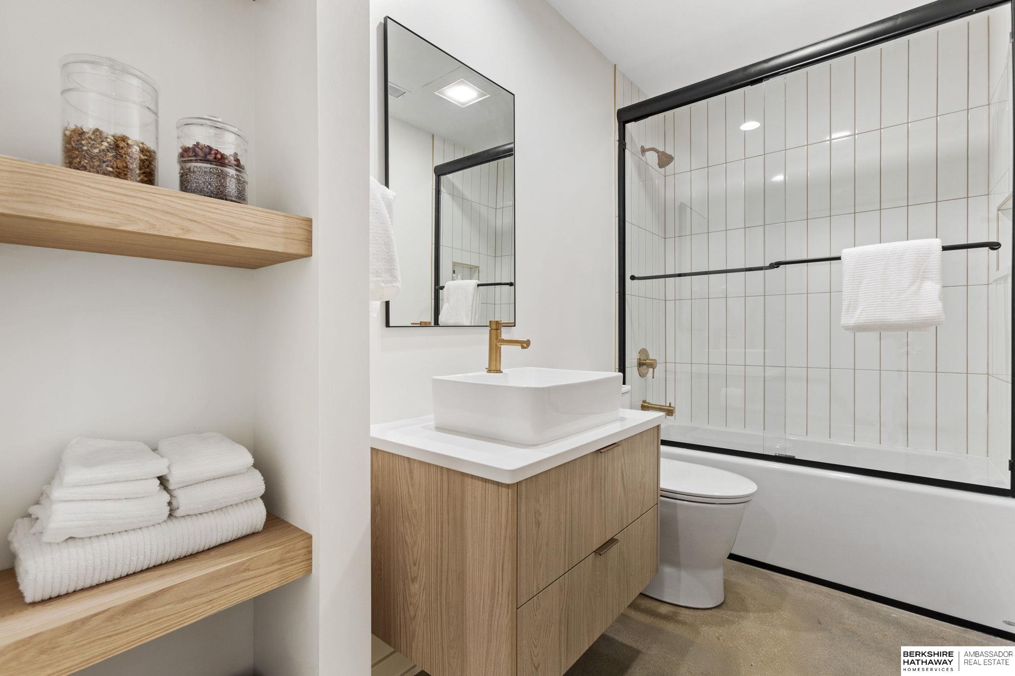 Lincoln, Nebraska 68516, United States, 5 Bedrooms Bedrooms, ,6 BathroomsBathrooms,Residential,Pending,203898