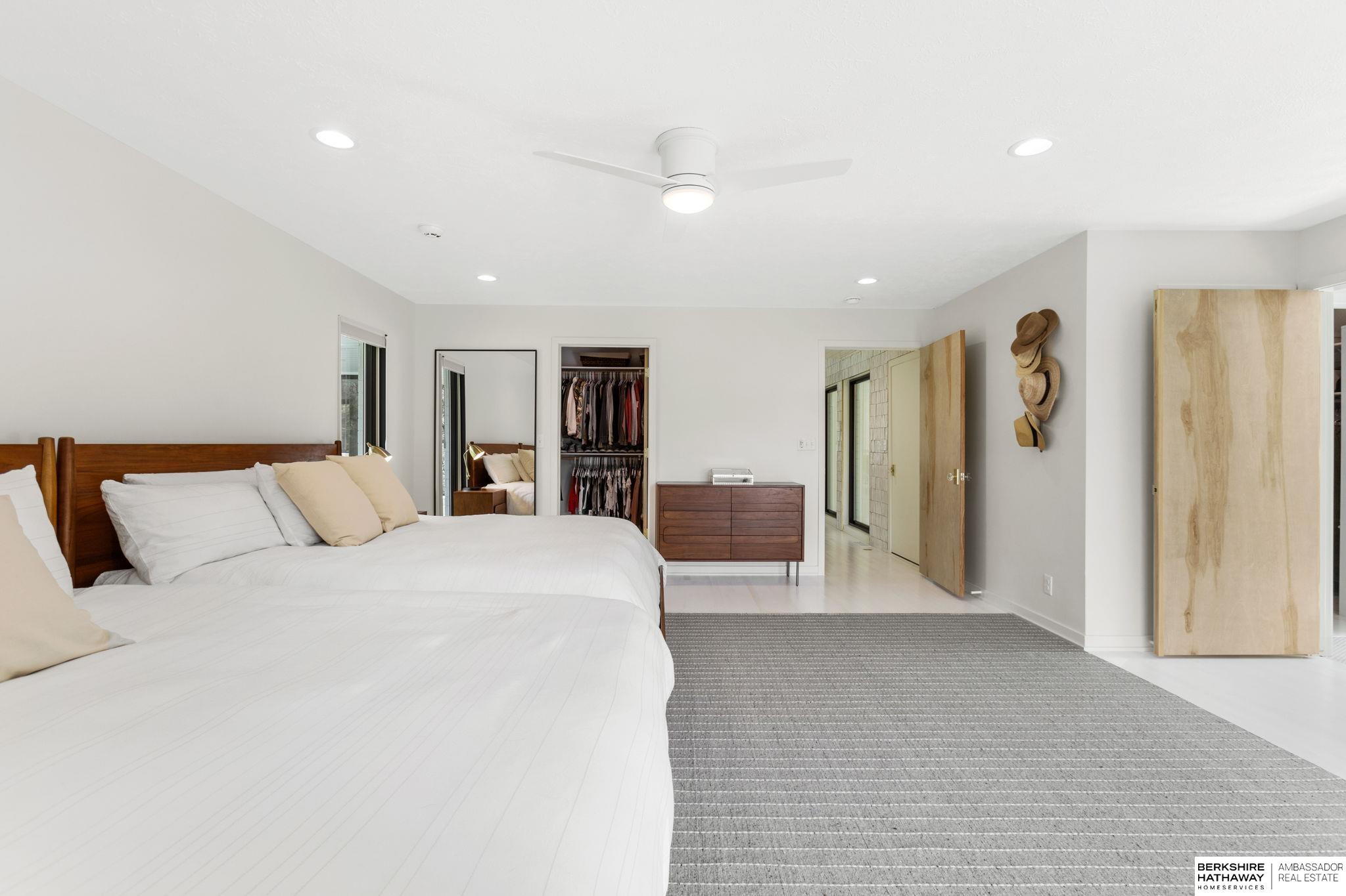 Lincoln, Nebraska 68516, United States, 5 Bedrooms Bedrooms, ,6 BathroomsBathrooms,Residential,Pending,203898