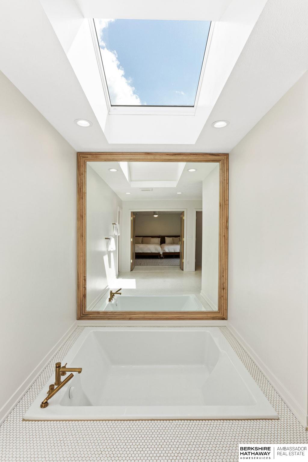 Lincoln, Nebraska 68516, United States, 5 Bedrooms Bedrooms, ,6 BathroomsBathrooms,Residential,Pending,203898