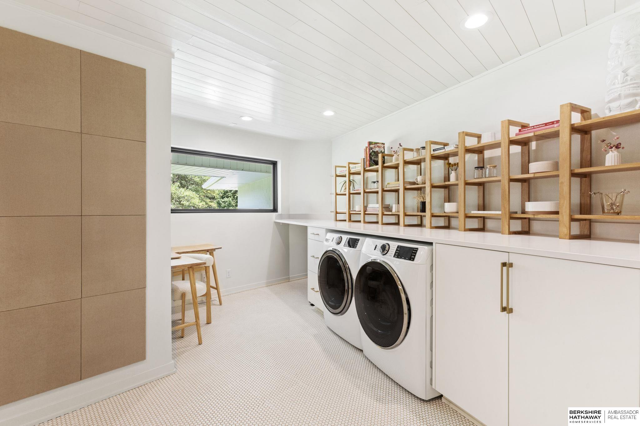 Lincoln, Nebraska 68516, United States, 5 Bedrooms Bedrooms, ,6 BathroomsBathrooms,Residential,Pending,203898