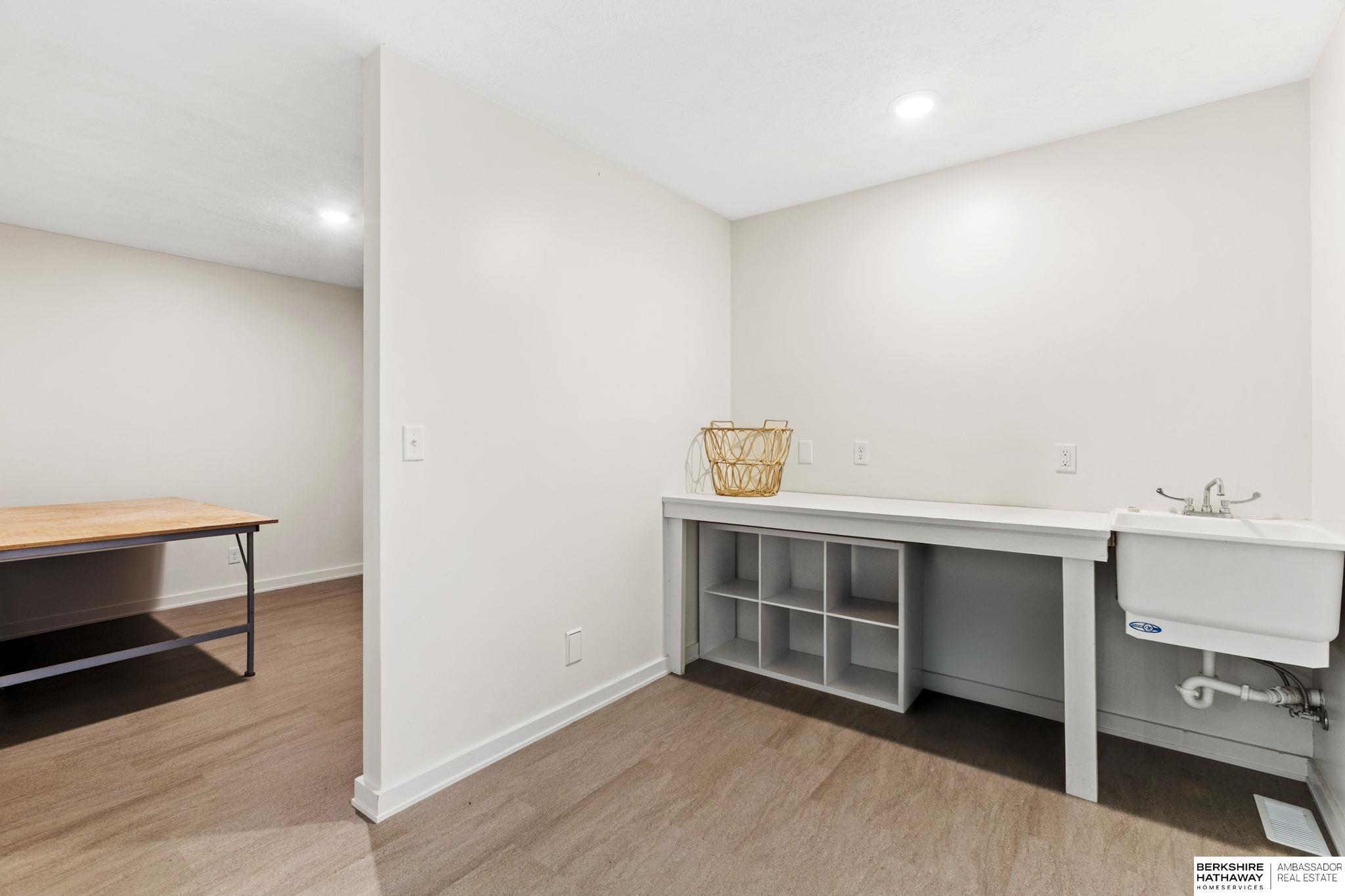 Lincoln, Nebraska 68516, United States, 5 Bedrooms Bedrooms, ,6 BathroomsBathrooms,Residential,Pending,203898