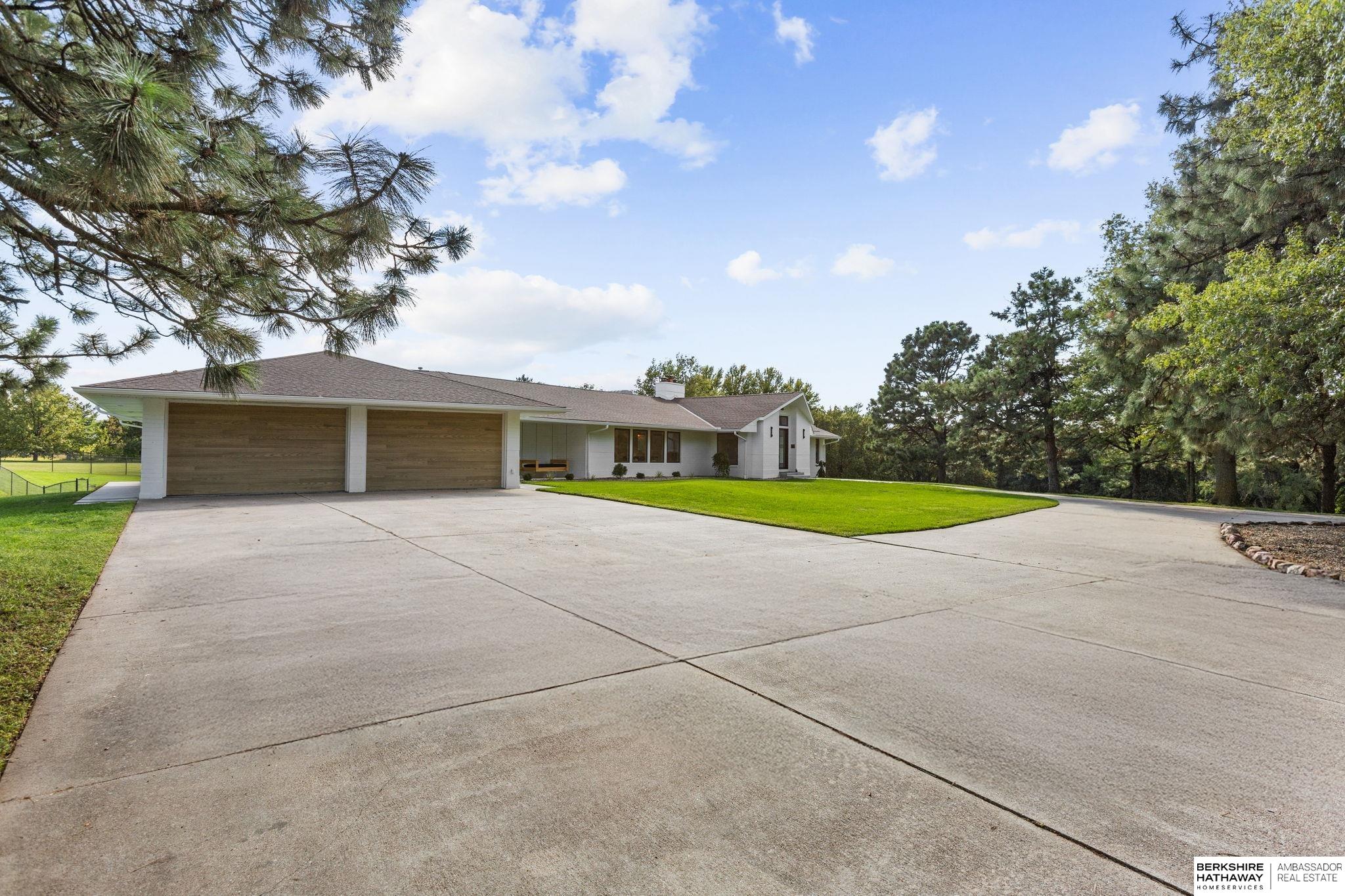 Lincoln, Nebraska 68516, United States, 5 Bedrooms Bedrooms, ,6 BathroomsBathrooms,Residential,Pending,203898