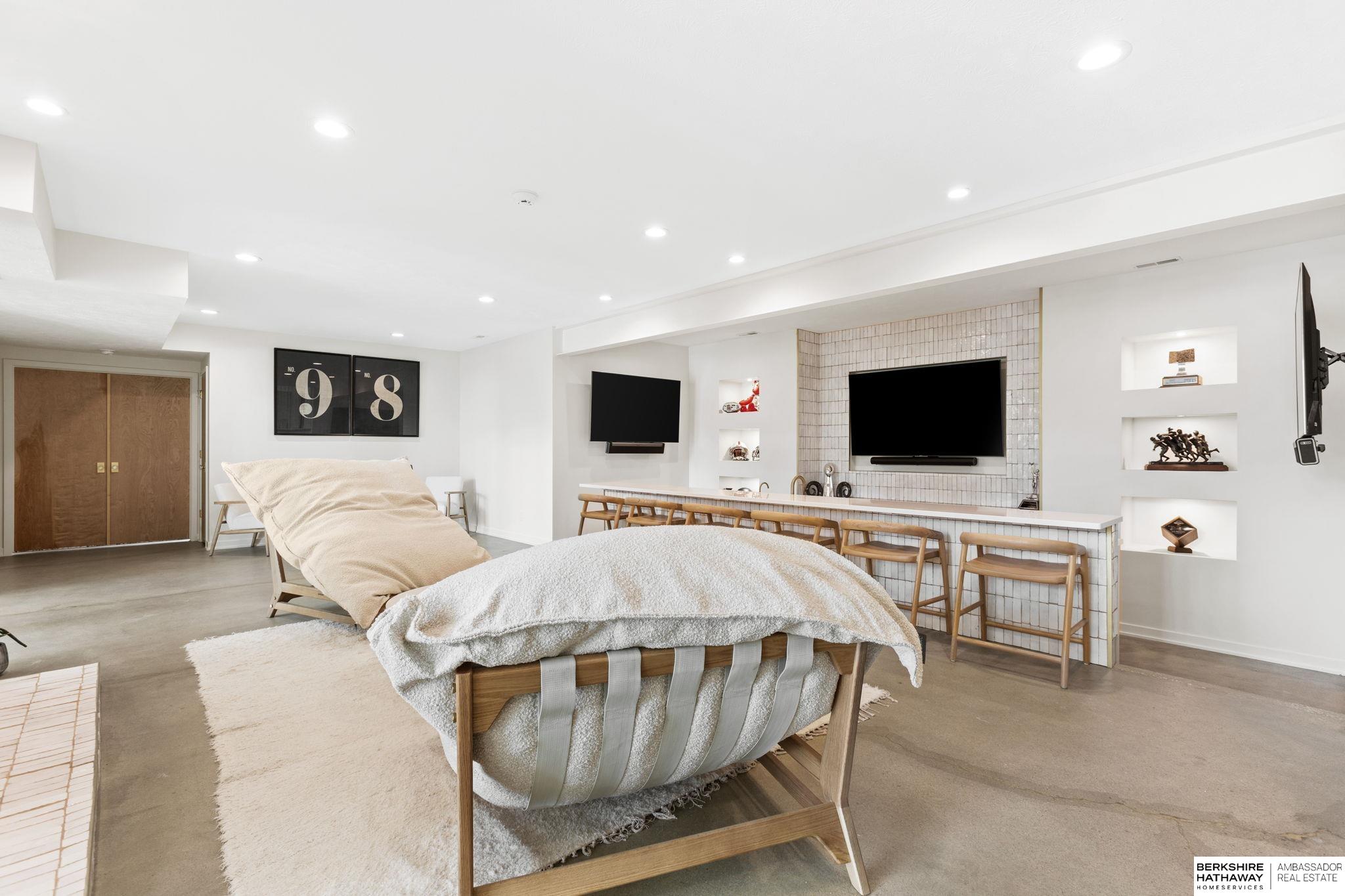 Lincoln, Nebraska 68516, United States, 5 Bedrooms Bedrooms, ,6 BathroomsBathrooms,Residential,Pending,203898