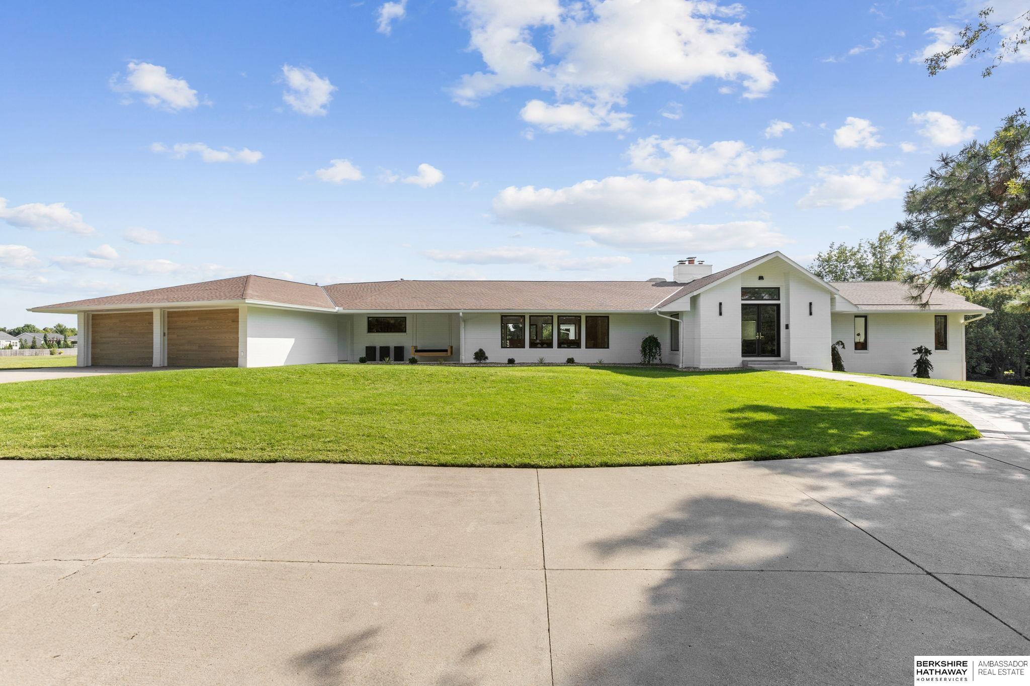 Lincoln, Nebraska 68516, United States, 5 Bedrooms Bedrooms, ,6 BathroomsBathrooms,Residential,Pending,203898