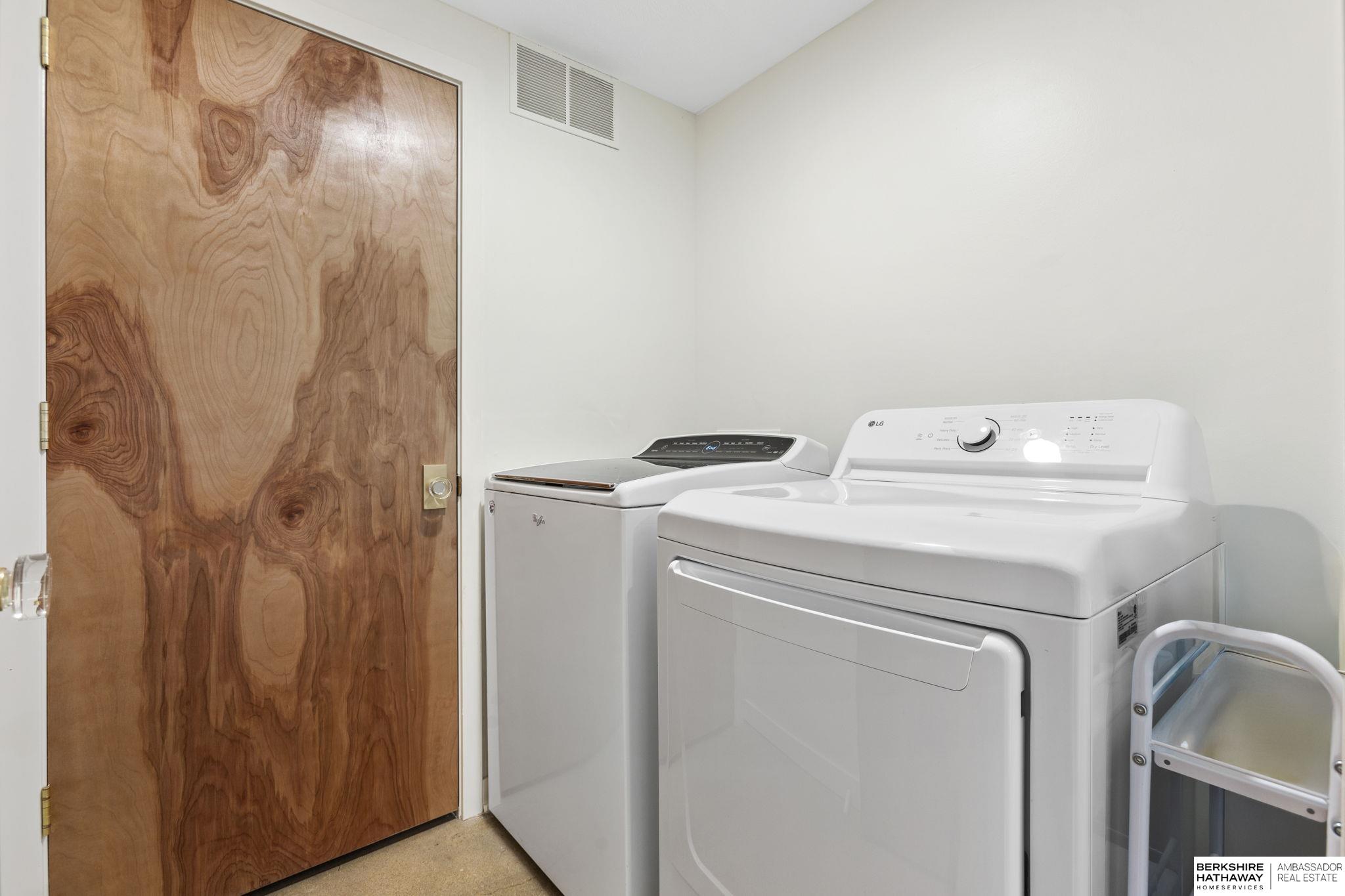 Lincoln, Nebraska 68516, United States, 5 Bedrooms Bedrooms, ,6 BathroomsBathrooms,Residential,Pending,203898