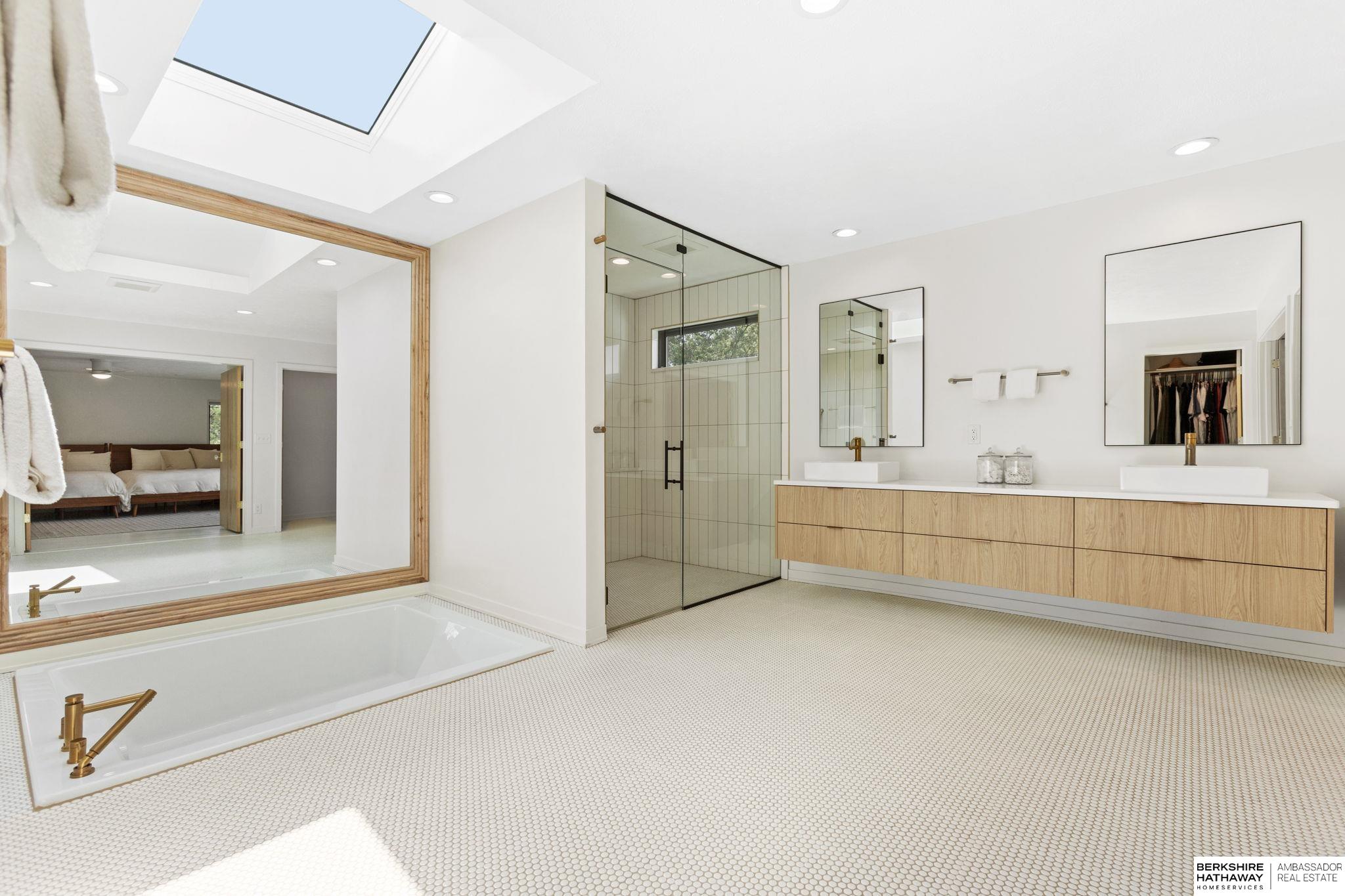 Lincoln, Nebraska 68516, United States, 5 Bedrooms Bedrooms, ,6 BathroomsBathrooms,Residential,Pending,203898