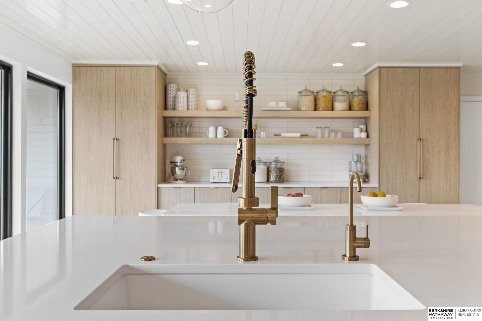 Lincoln, Nebraska 68516, United States, 5 Bedrooms Bedrooms, ,6 BathroomsBathrooms,Residential,Pending,203898