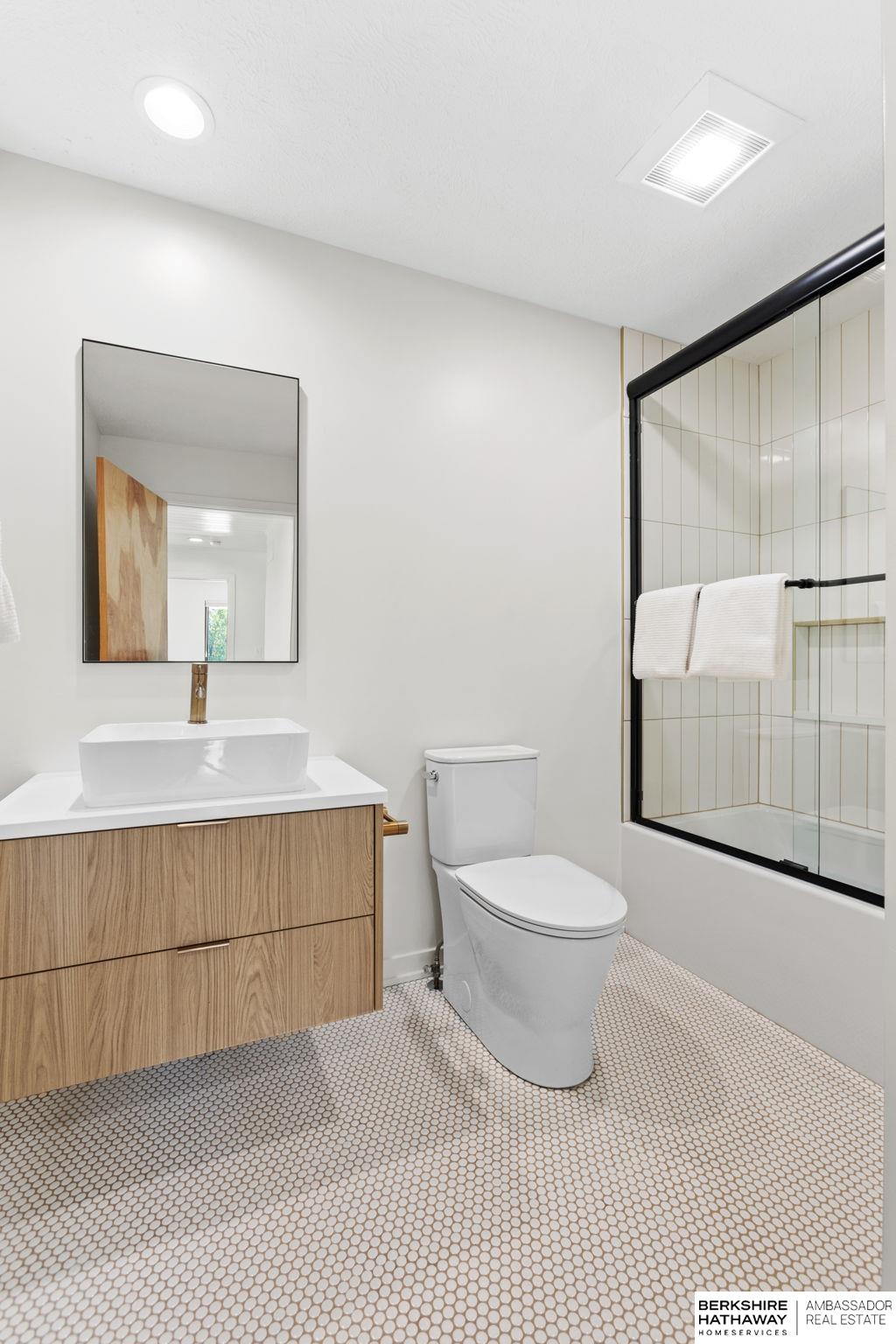 Lincoln, Nebraska 68516, United States, 5 Bedrooms Bedrooms, ,6 BathroomsBathrooms,Residential,Pending,203898