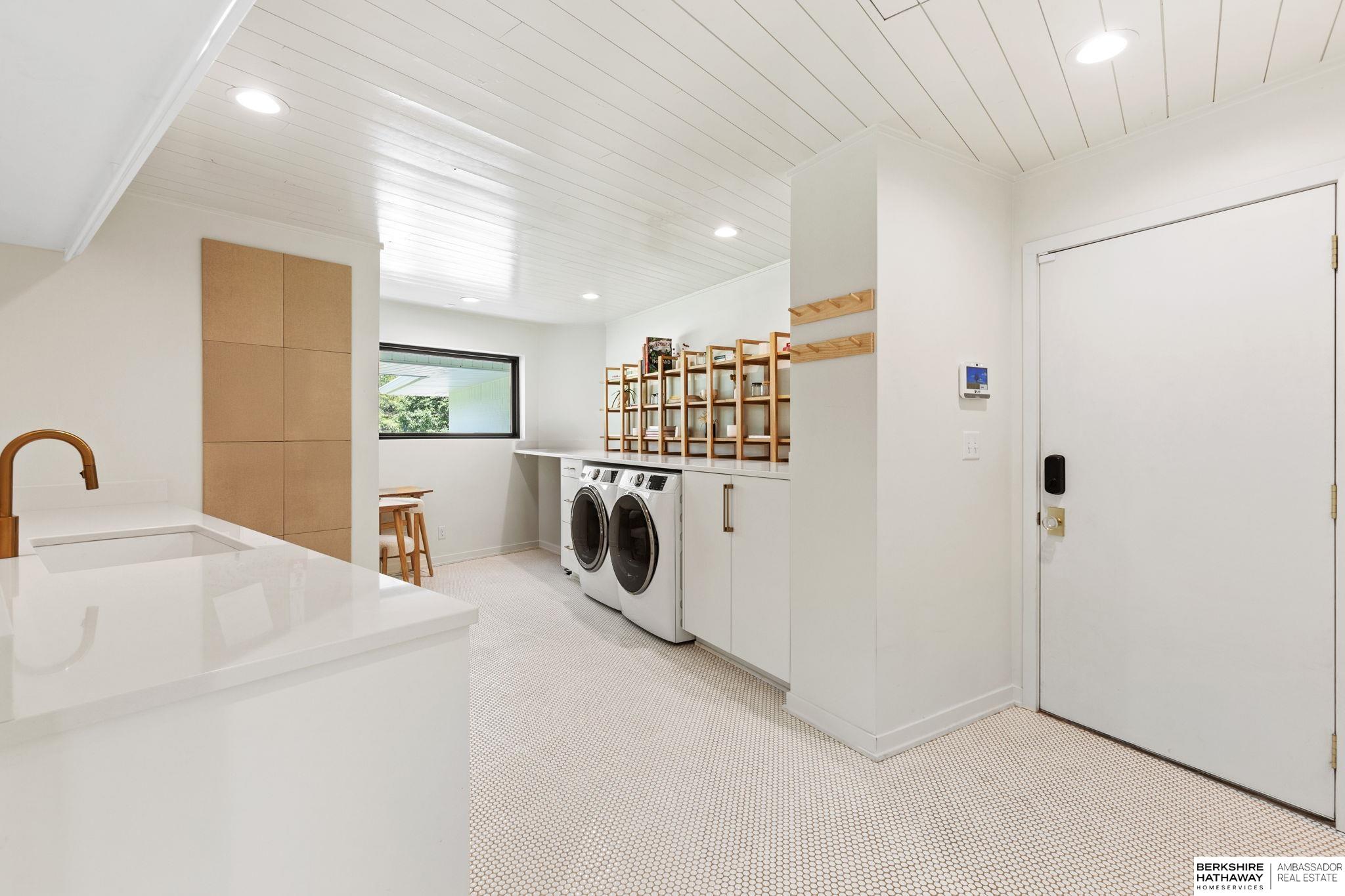 Lincoln, Nebraska 68516, United States, 5 Bedrooms Bedrooms, ,6 BathroomsBathrooms,Residential,Pending,203898