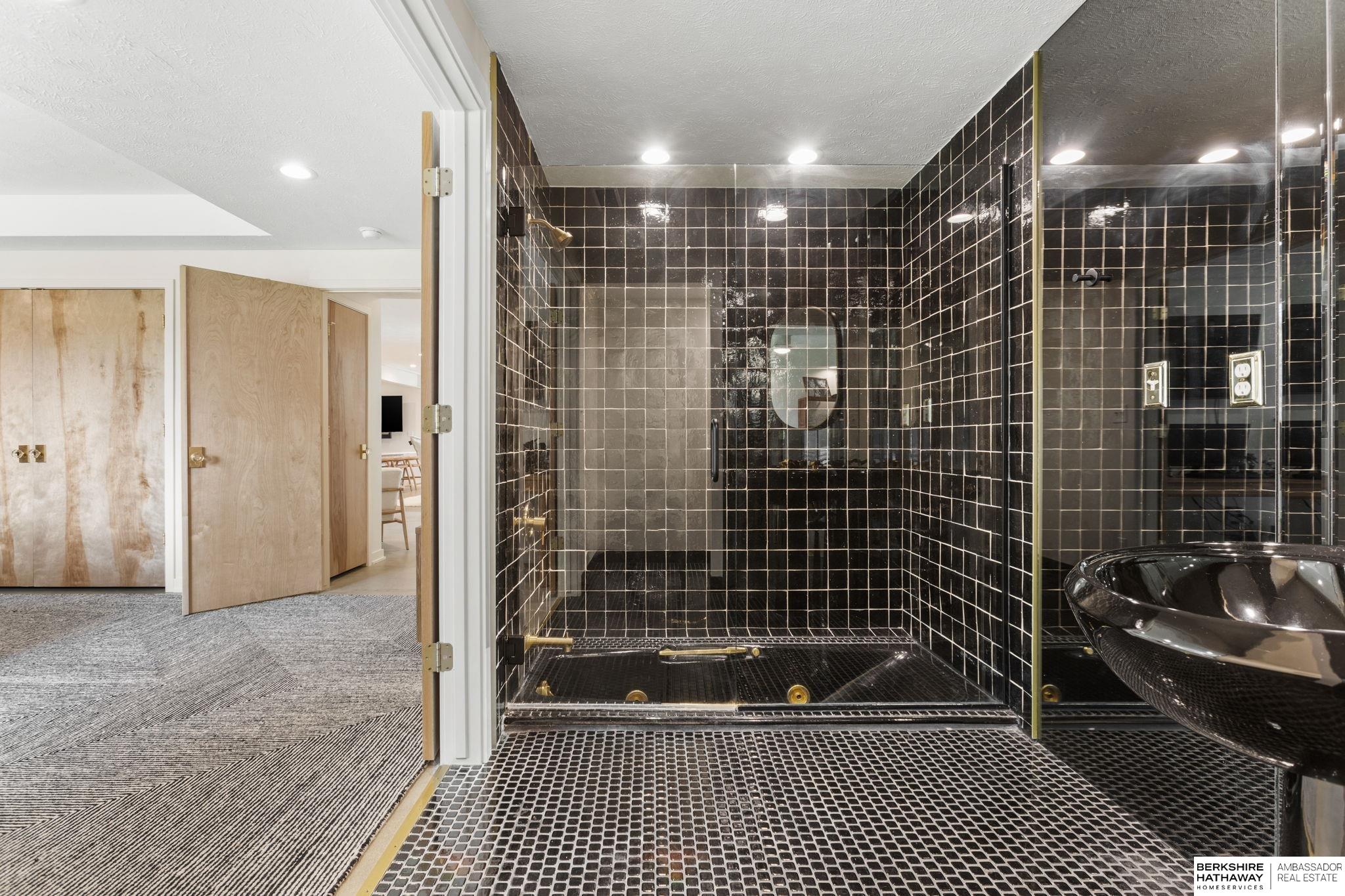 Lincoln, Nebraska 68516, United States, 5 Bedrooms Bedrooms, ,6 BathroomsBathrooms,Residential,Pending,203898