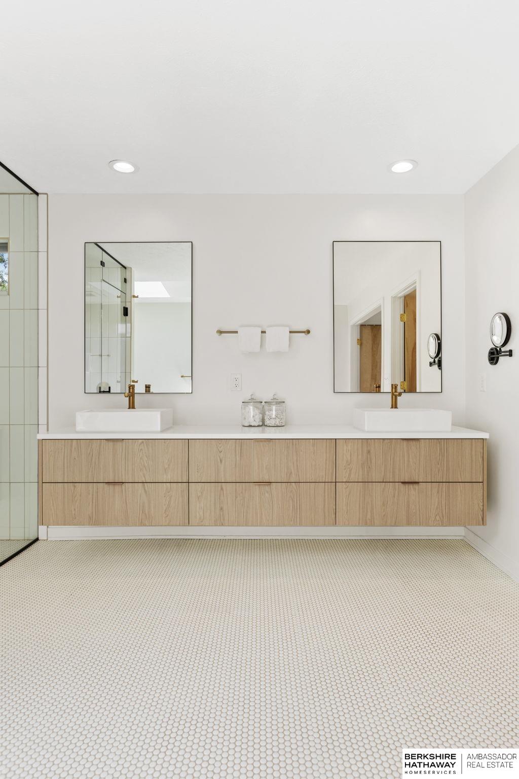 Lincoln, Nebraska 68516, United States, 5 Bedrooms Bedrooms, ,6 BathroomsBathrooms,Residential,Pending,203898