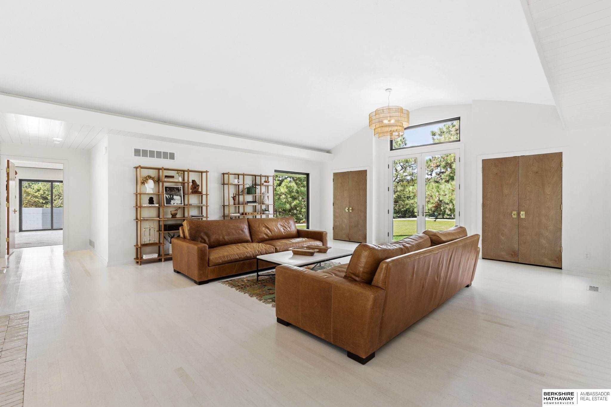 Lincoln, Nebraska 68516, United States, 5 Bedrooms Bedrooms, ,6 BathroomsBathrooms,Residential,Pending,203898