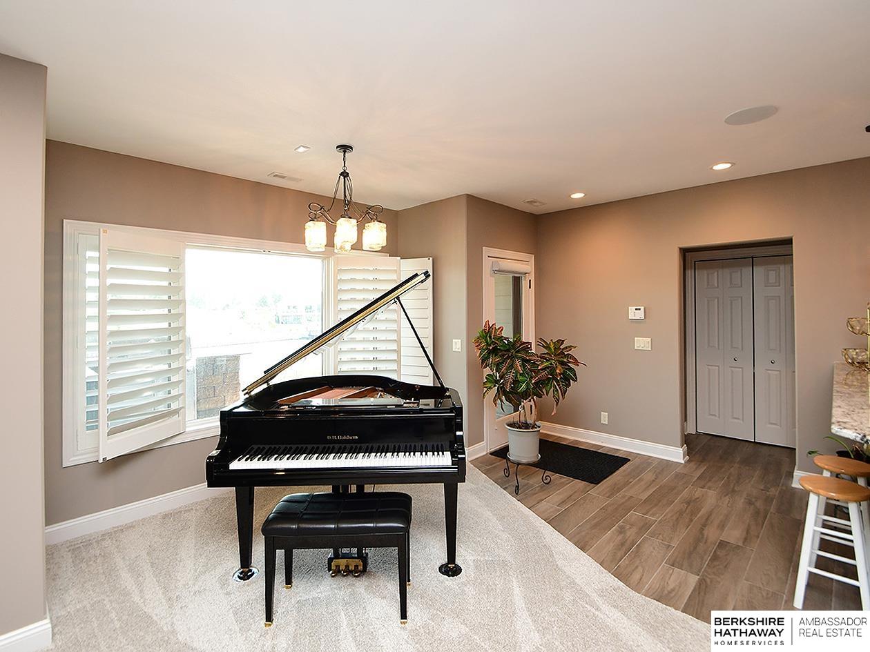 Bennington, Nebraska 68007, United States, 5 Bedrooms Bedrooms, ,5 BathroomsBathrooms,Residential,Pending,180300