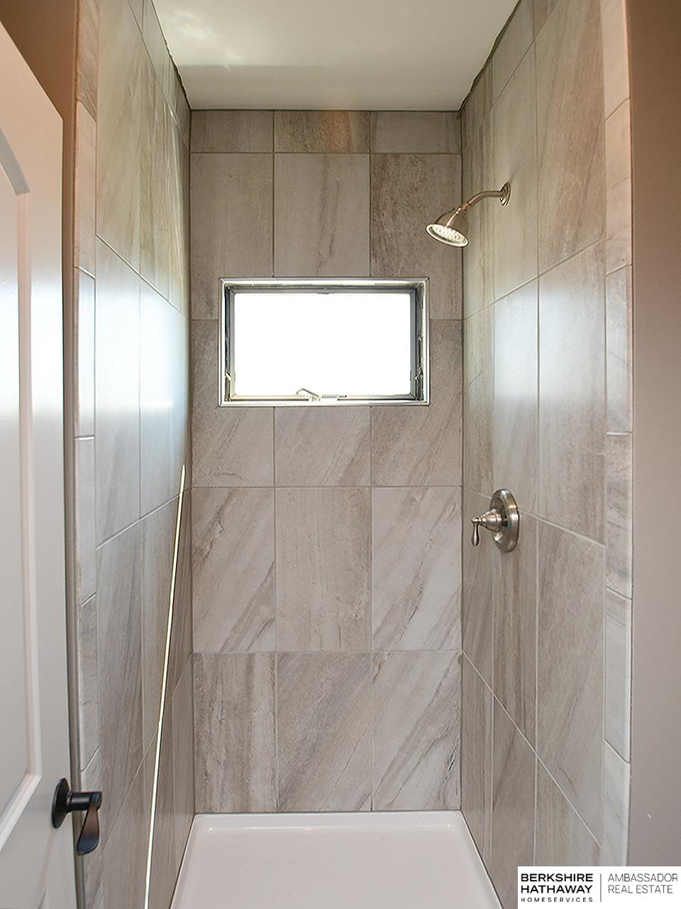 Bennington, Nebraska 68007, United States, 5 Bedrooms Bedrooms, ,5 BathroomsBathrooms,Residential,Pending,180300