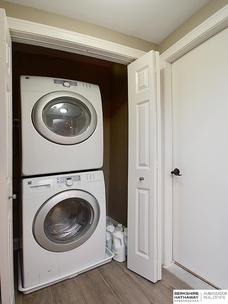 Bennington, Nebraska 68007, United States, 5 Bedrooms Bedrooms, ,5 BathroomsBathrooms,Residential,Pending,180300