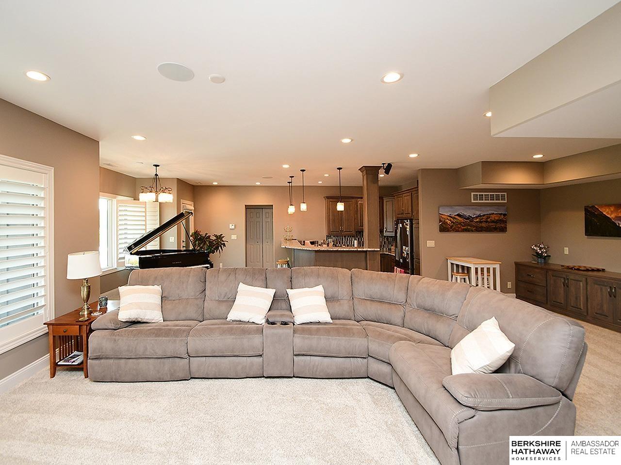 Bennington, Nebraska 68007, United States, 5 Bedrooms Bedrooms, ,5 BathroomsBathrooms,Residential,Pending,180300