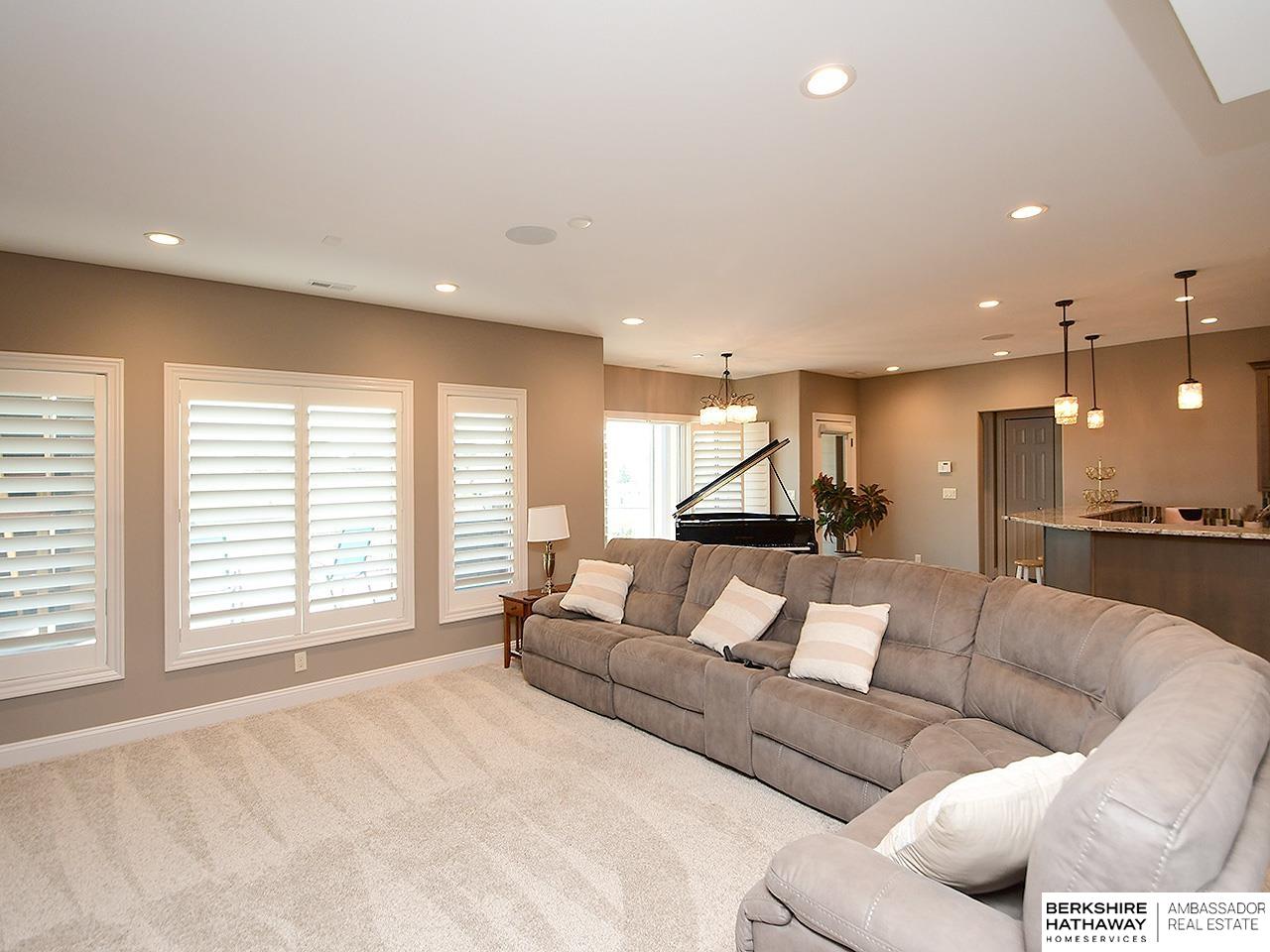 Bennington, Nebraska 68007, United States, 5 Bedrooms Bedrooms, ,5 BathroomsBathrooms,Residential,Pending,180300