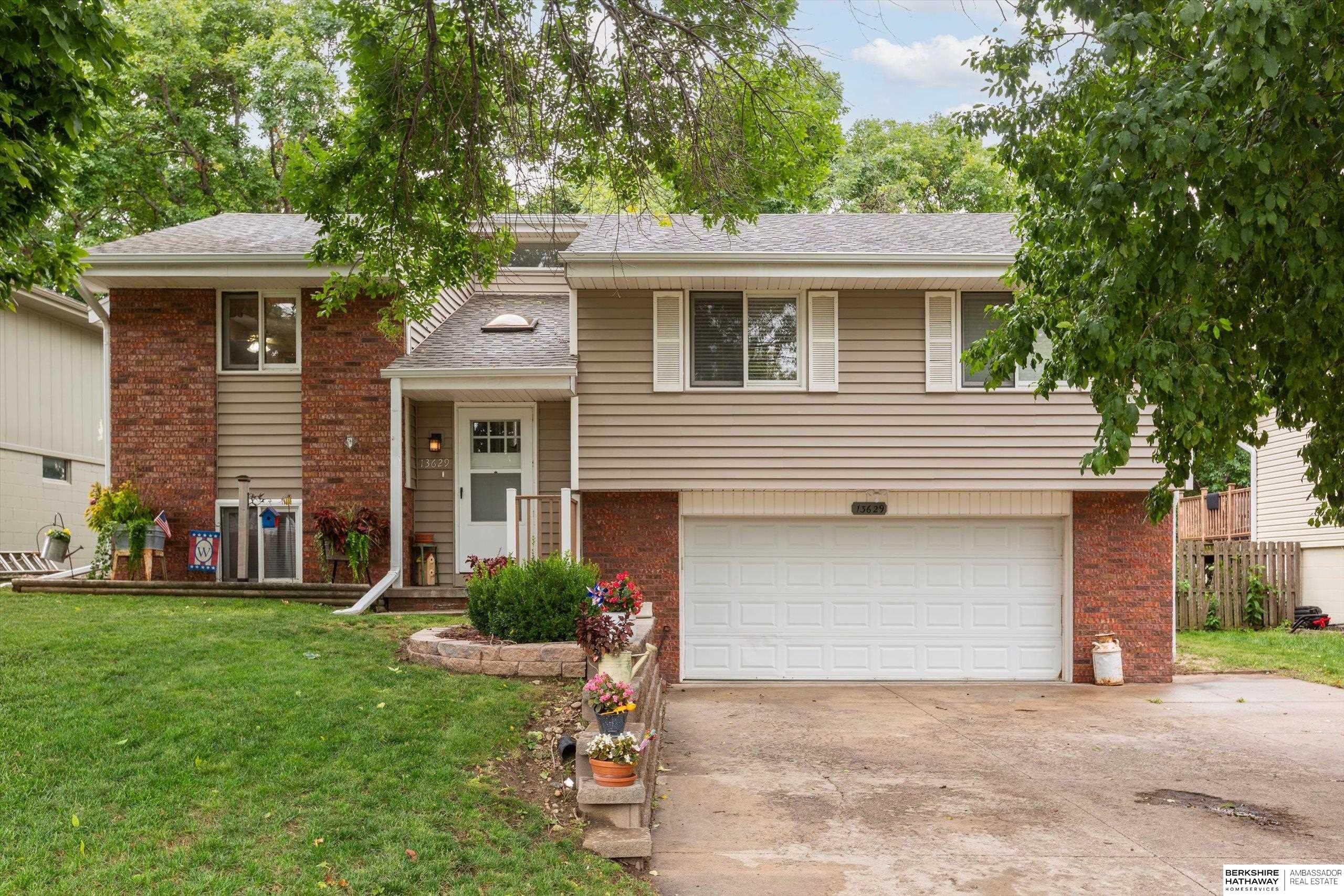 Omaha, Nebraska 68144, United States, 3 Bedrooms Bedrooms, ,2 BathroomsBathrooms,Residential,Pending,203975