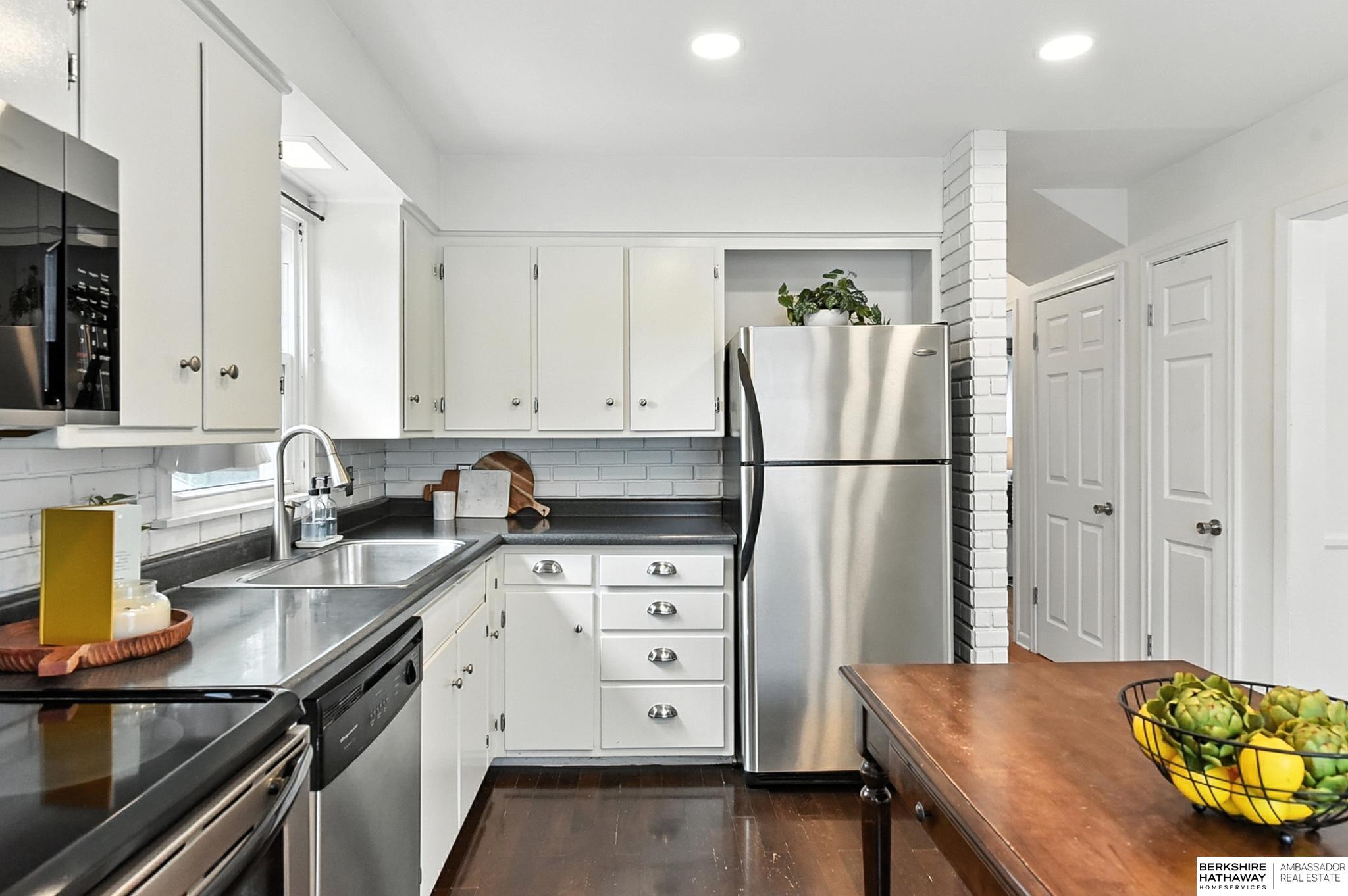 Omaha, Nebraska 68124, United States, 3 Bedrooms Bedrooms, ,2 BathroomsBathrooms,Residential,Pending,202001