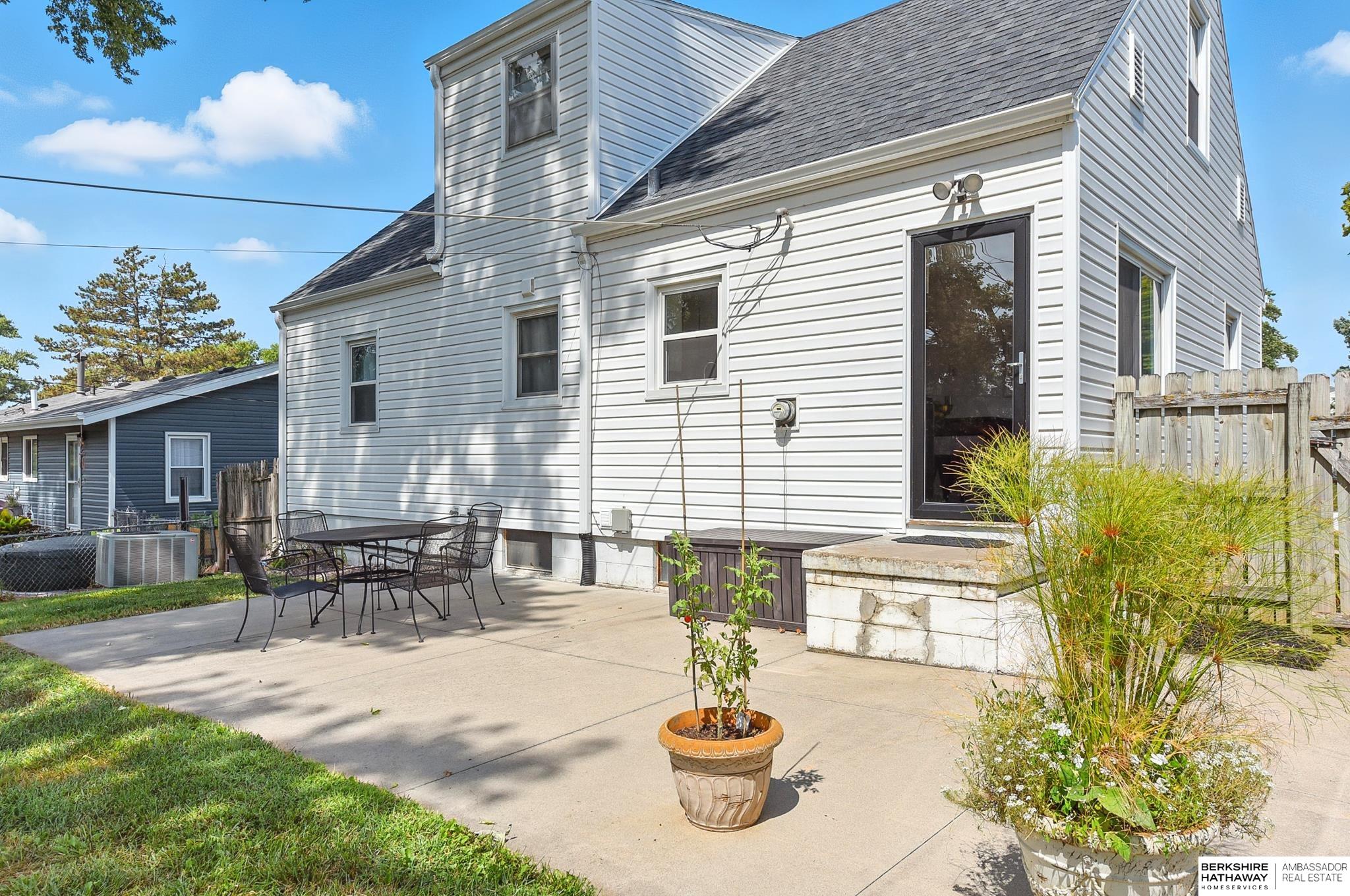 Omaha, Nebraska 68124, United States, 3 Bedrooms Bedrooms, ,2 BathroomsBathrooms,Residential,Pending,202001