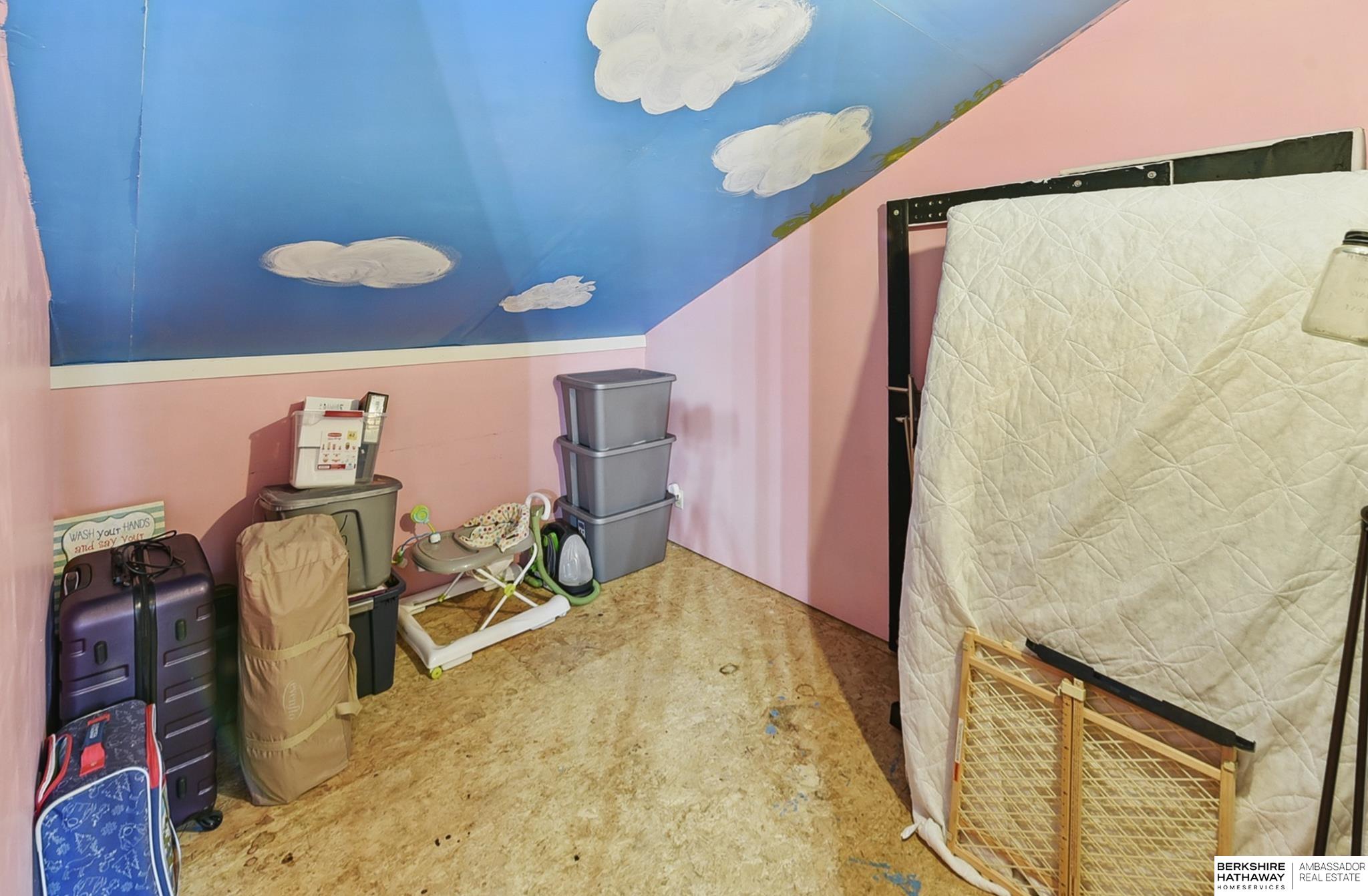 Omaha, Nebraska 68135, United States, 4 Bedrooms Bedrooms, ,3 BathroomsBathrooms,Residential,Pending,135890